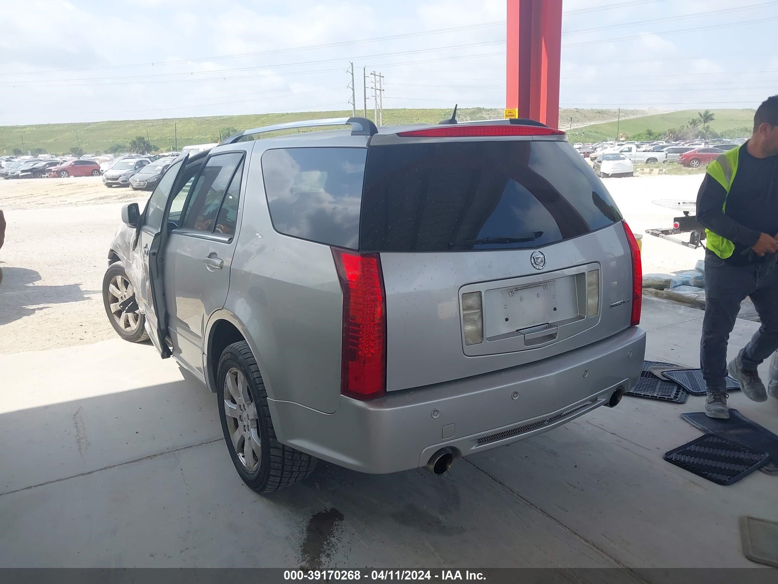 Photo 2 VIN: 1GYEE637280103817 - CADILLAC SRX 