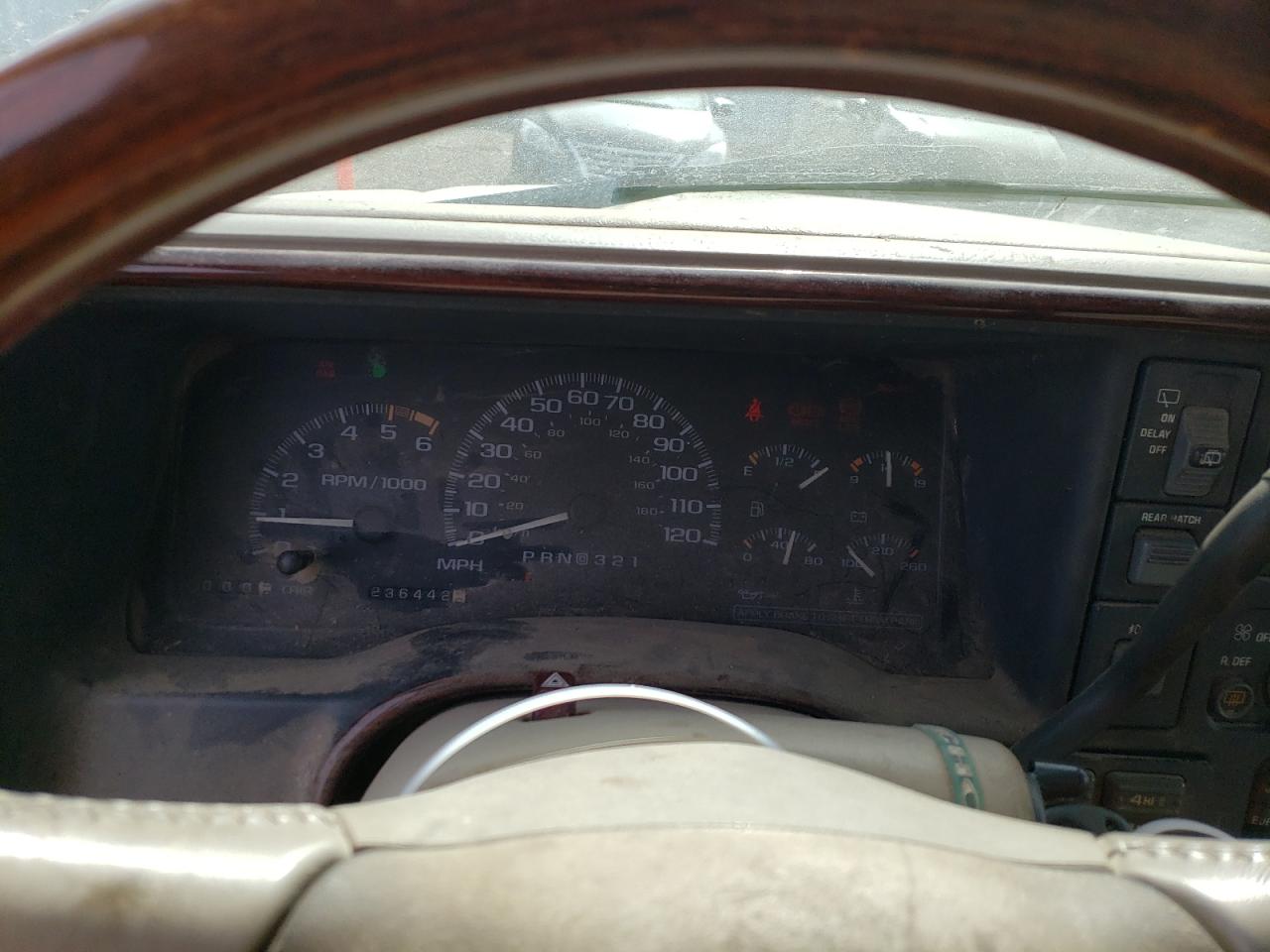 Photo 8 VIN: 1GYEK13R2XR415708 - CADILLAC ESCALADE 