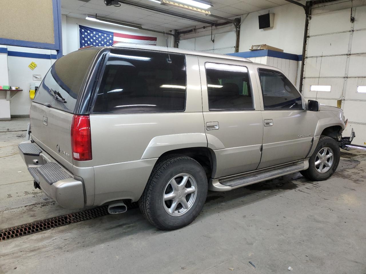 Photo 2 VIN: 1GYEK13R5XR400829 - CADILLAC ESCALADE 