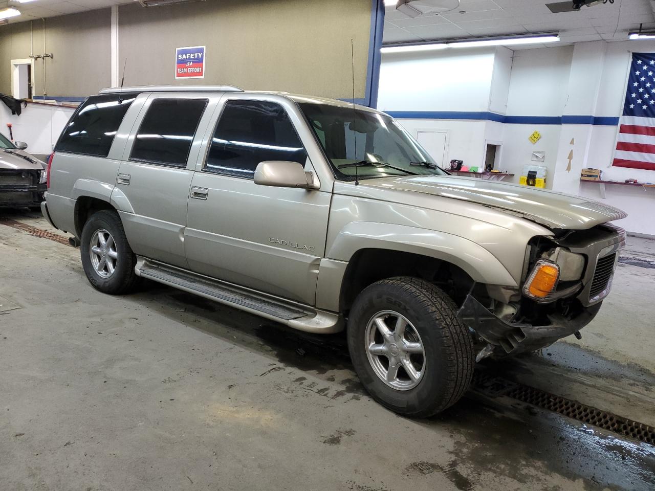 Photo 3 VIN: 1GYEK13R5XR400829 - CADILLAC ESCALADE 