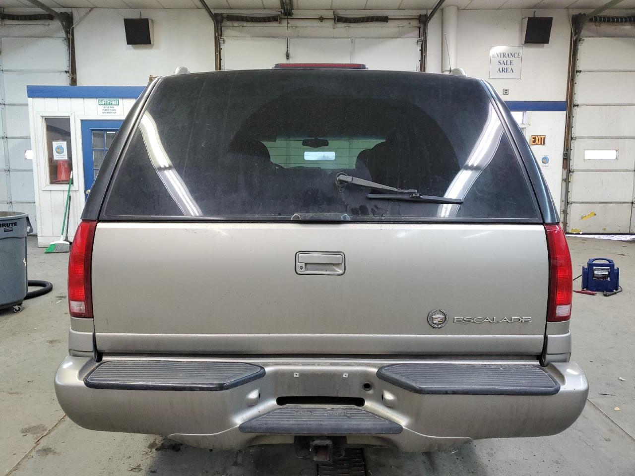 Photo 5 VIN: 1GYEK13R5XR400829 - CADILLAC ESCALADE 