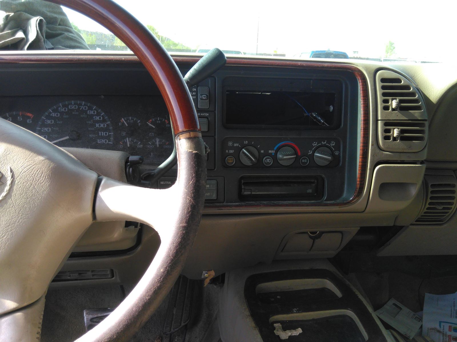 Photo 3 VIN: 1GYEK13R6XR406560 - CADILLAC ESCALADE 