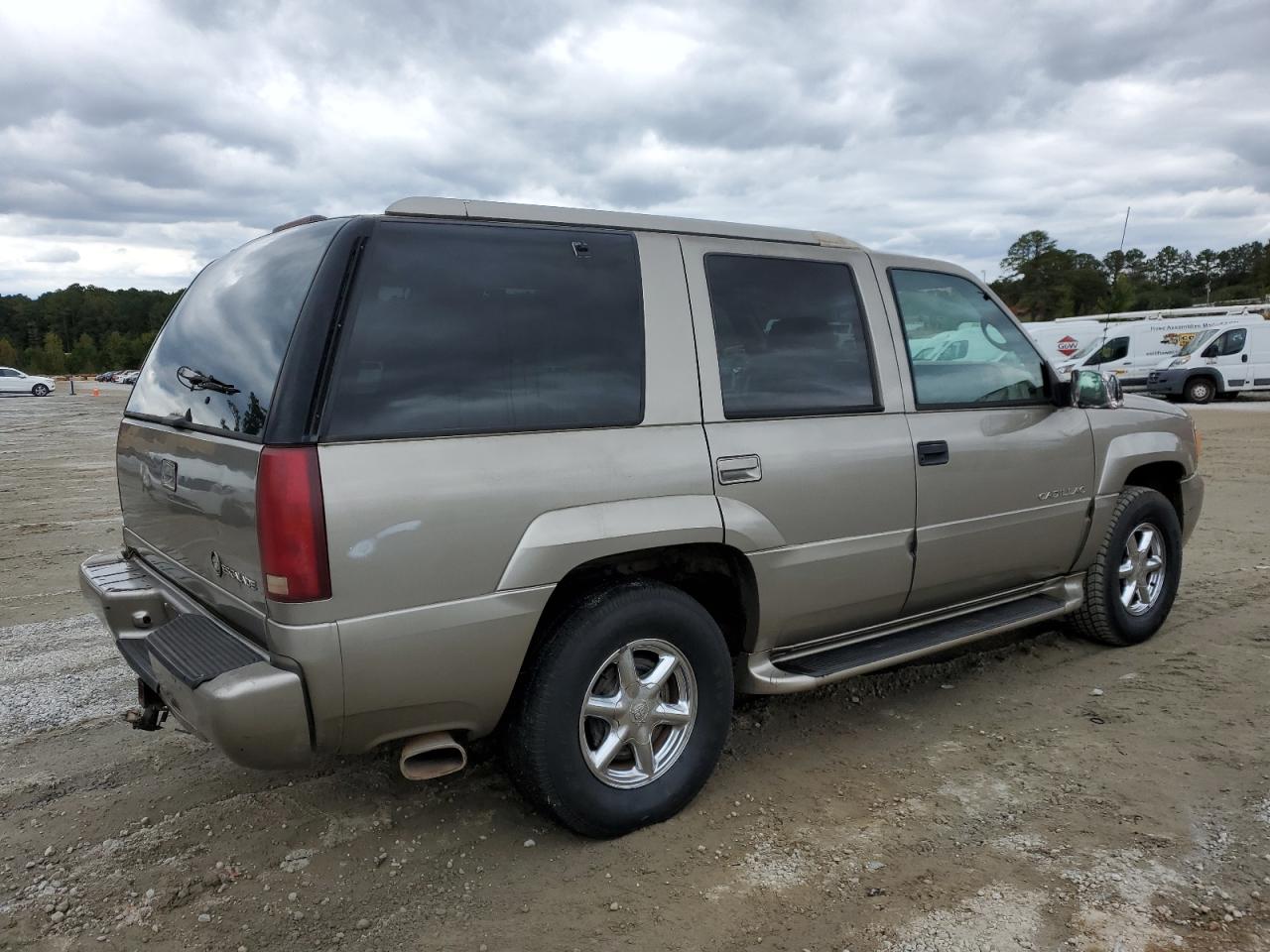 Photo 2 VIN: 1GYEK13R7XR418961 - CADILLAC ESCALADE 