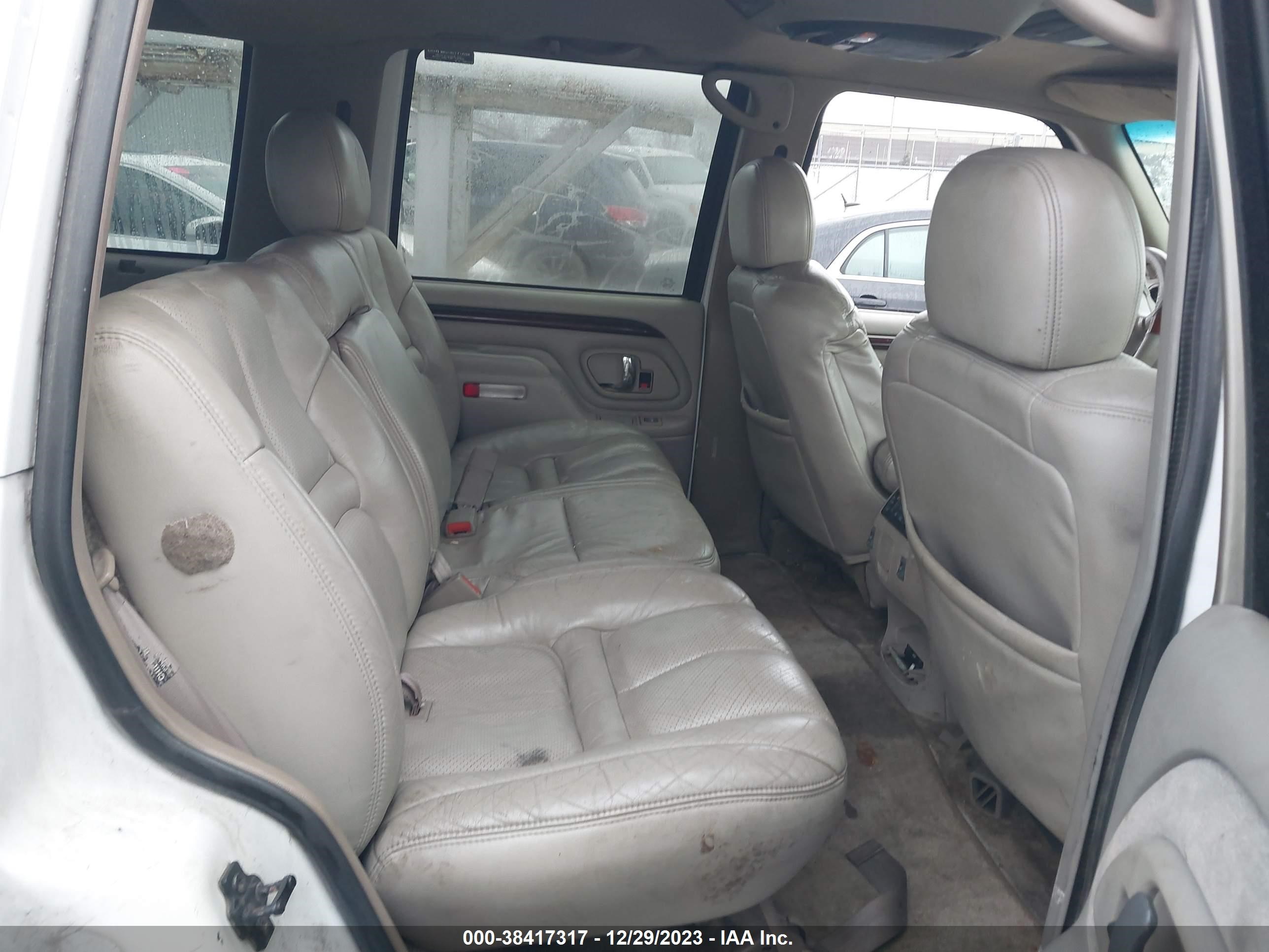 Photo 7 VIN: 1GYEK13R8XR402817 - CADILLAC ESCALADE 