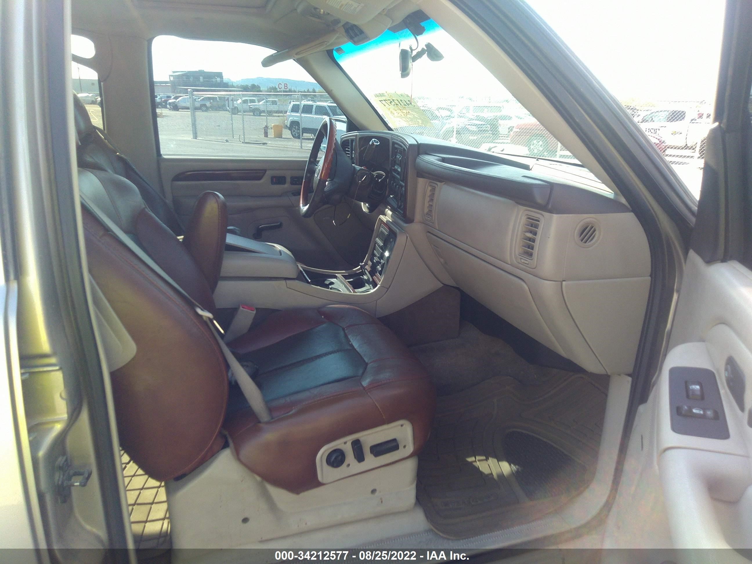 Photo 4 VIN: 1GYEK63N12R233887 - CADILLAC ESCALADE 