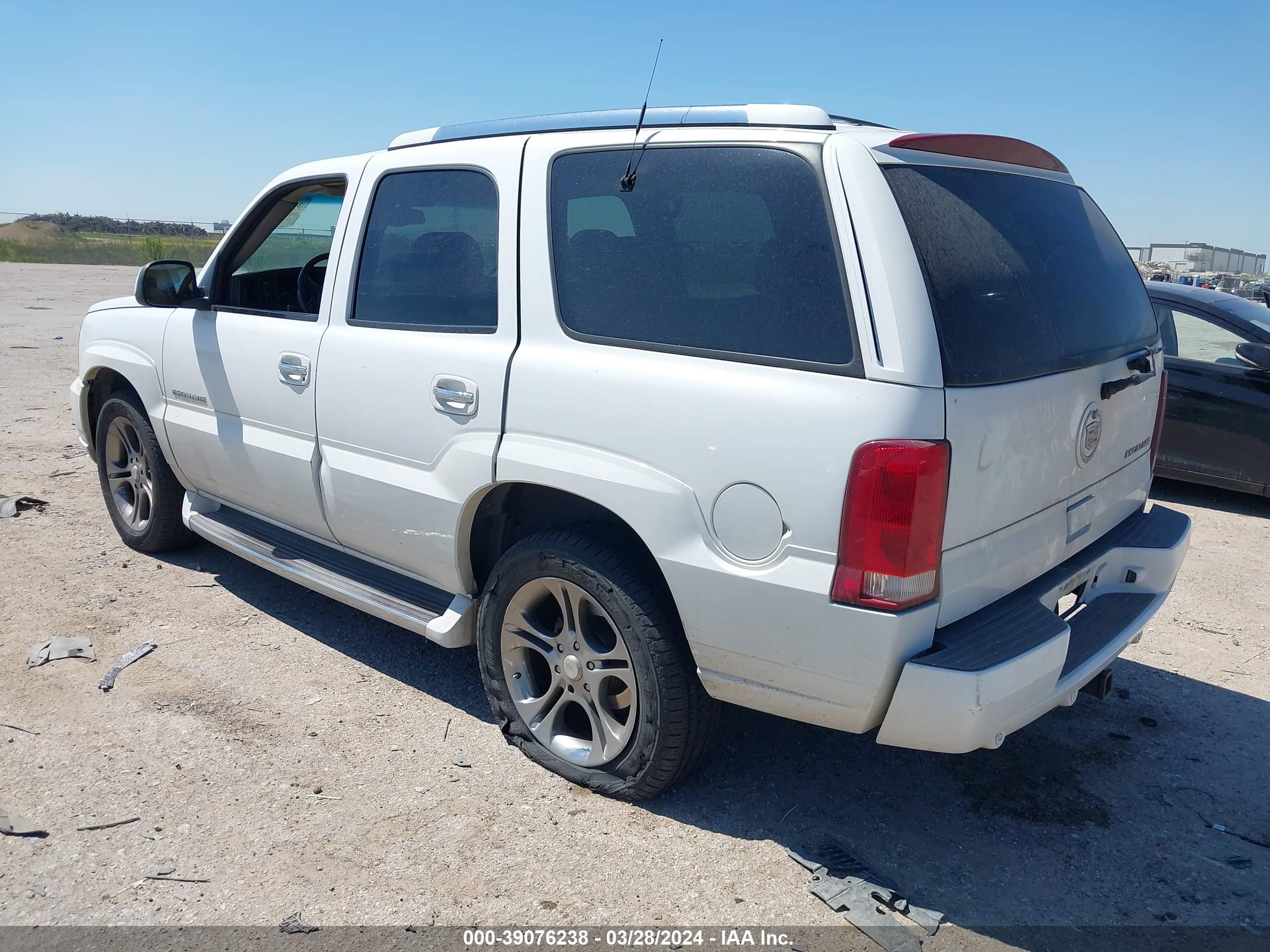 Photo 2 VIN: 1GYEK63N92R115666 - CADILLAC ESCALADE 