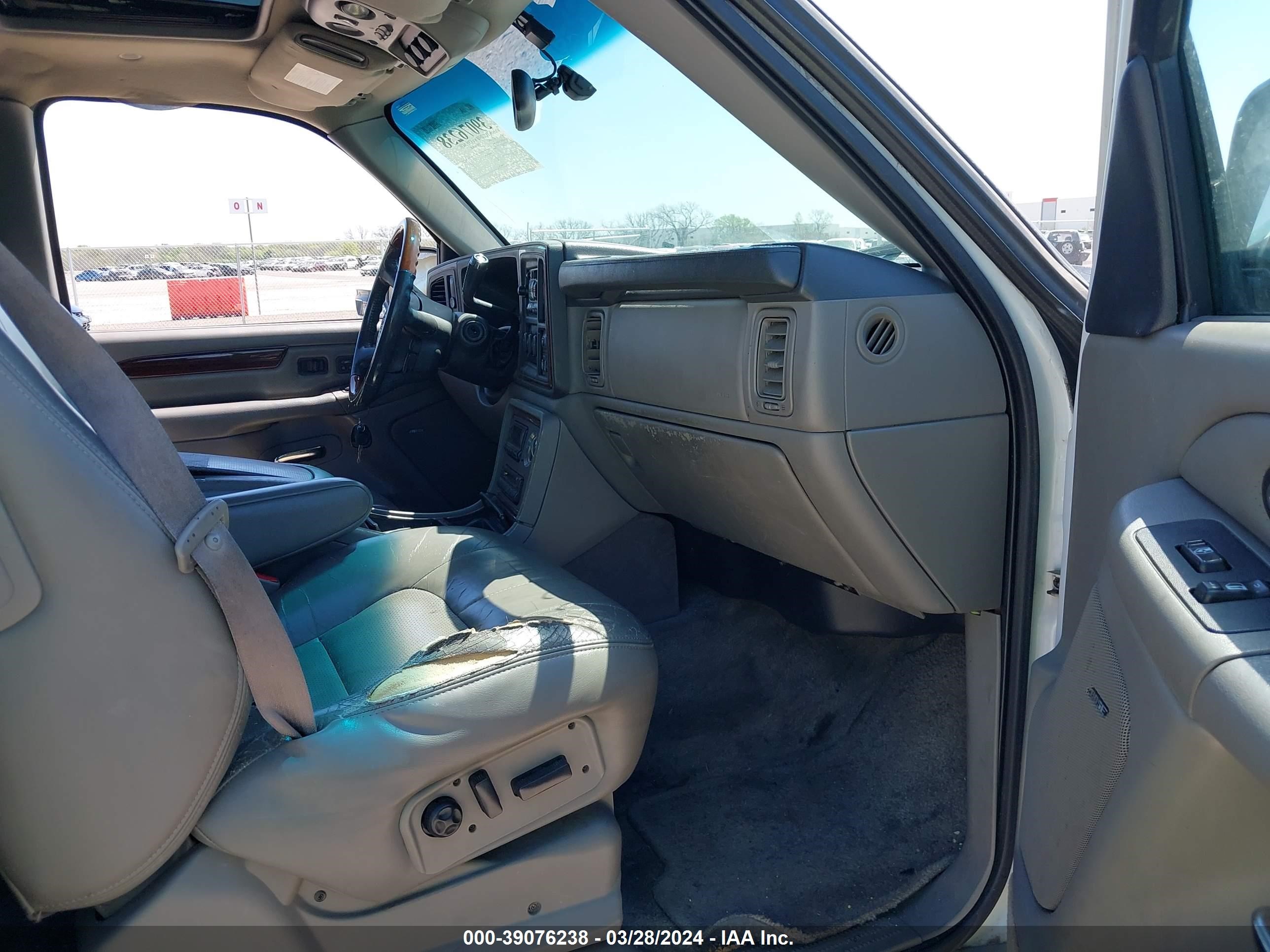 Photo 4 VIN: 1GYEK63N92R115666 - CADILLAC ESCALADE 