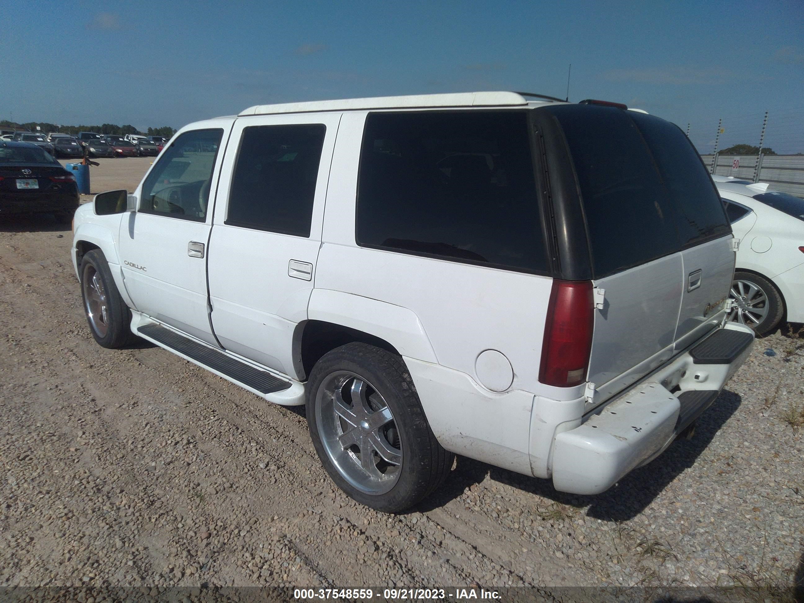 Photo 2 VIN: 1GYEK63R4YR205643 - CADILLAC ESCALADE 