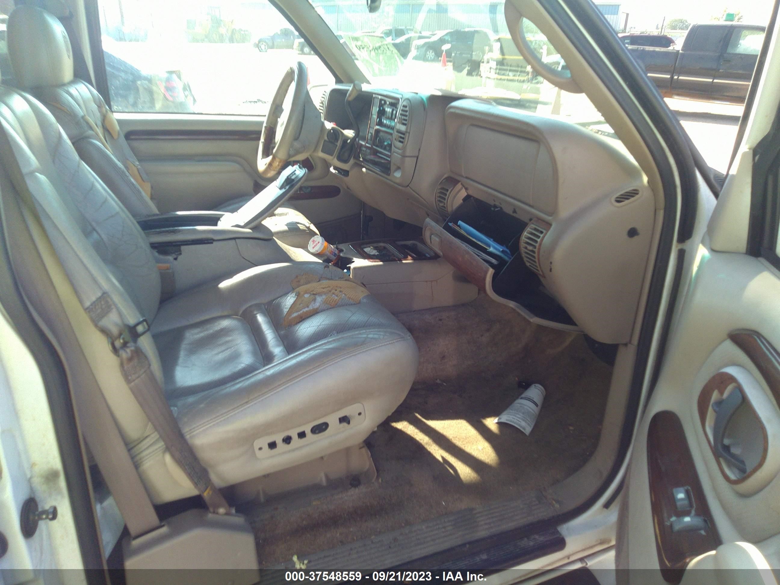 Photo 4 VIN: 1GYEK63R4YR205643 - CADILLAC ESCALADE 