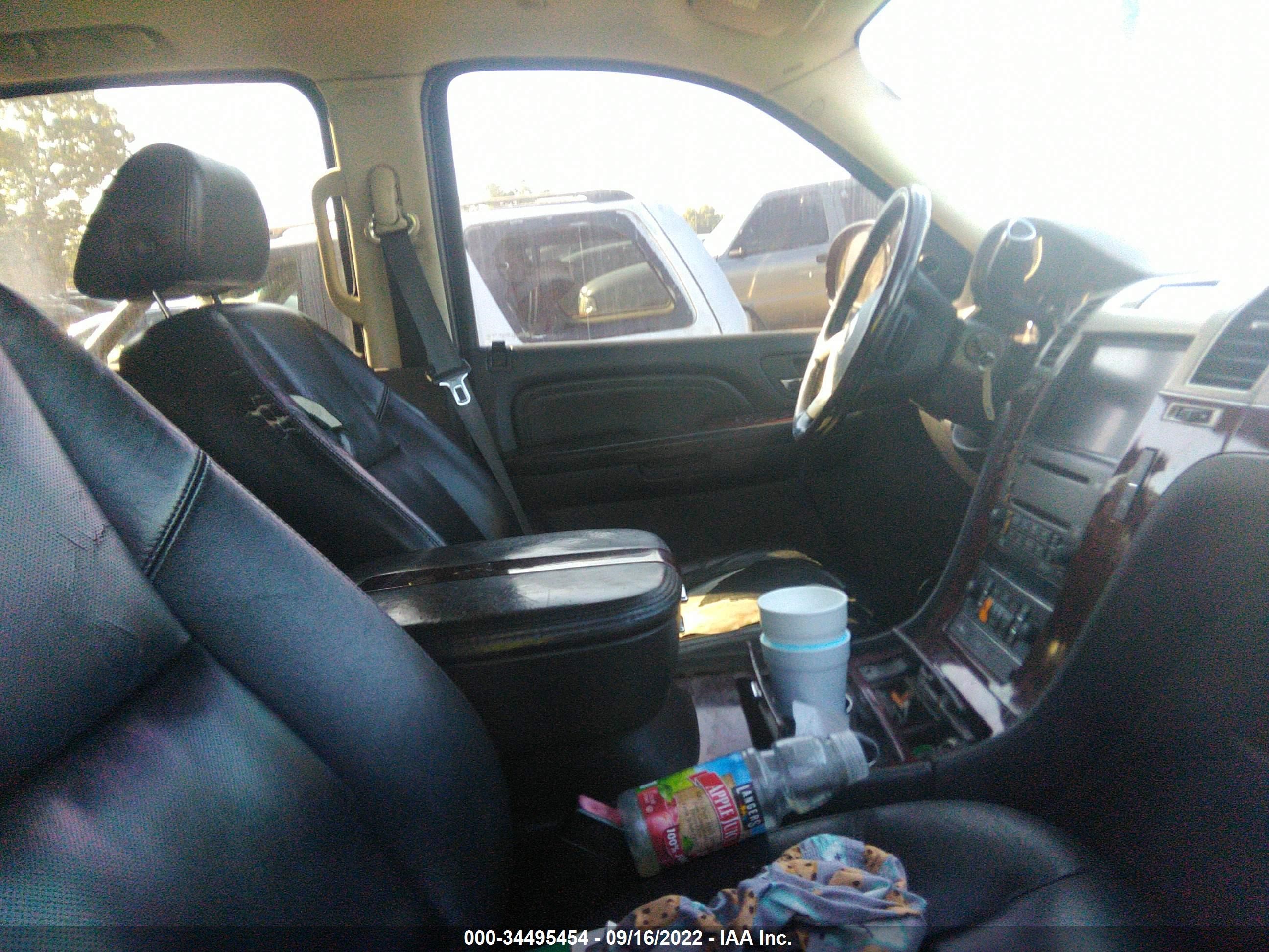 Photo 4 VIN: 1GYFC66838R210529 - CADILLAC ESCALADE 