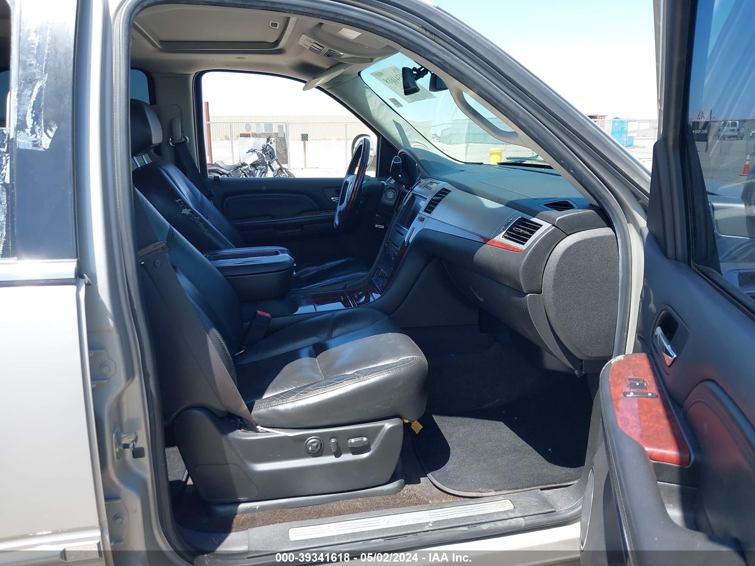 Photo 4 VIN: 1GYFK23259R160407 - CADILLAC ESCALADE 