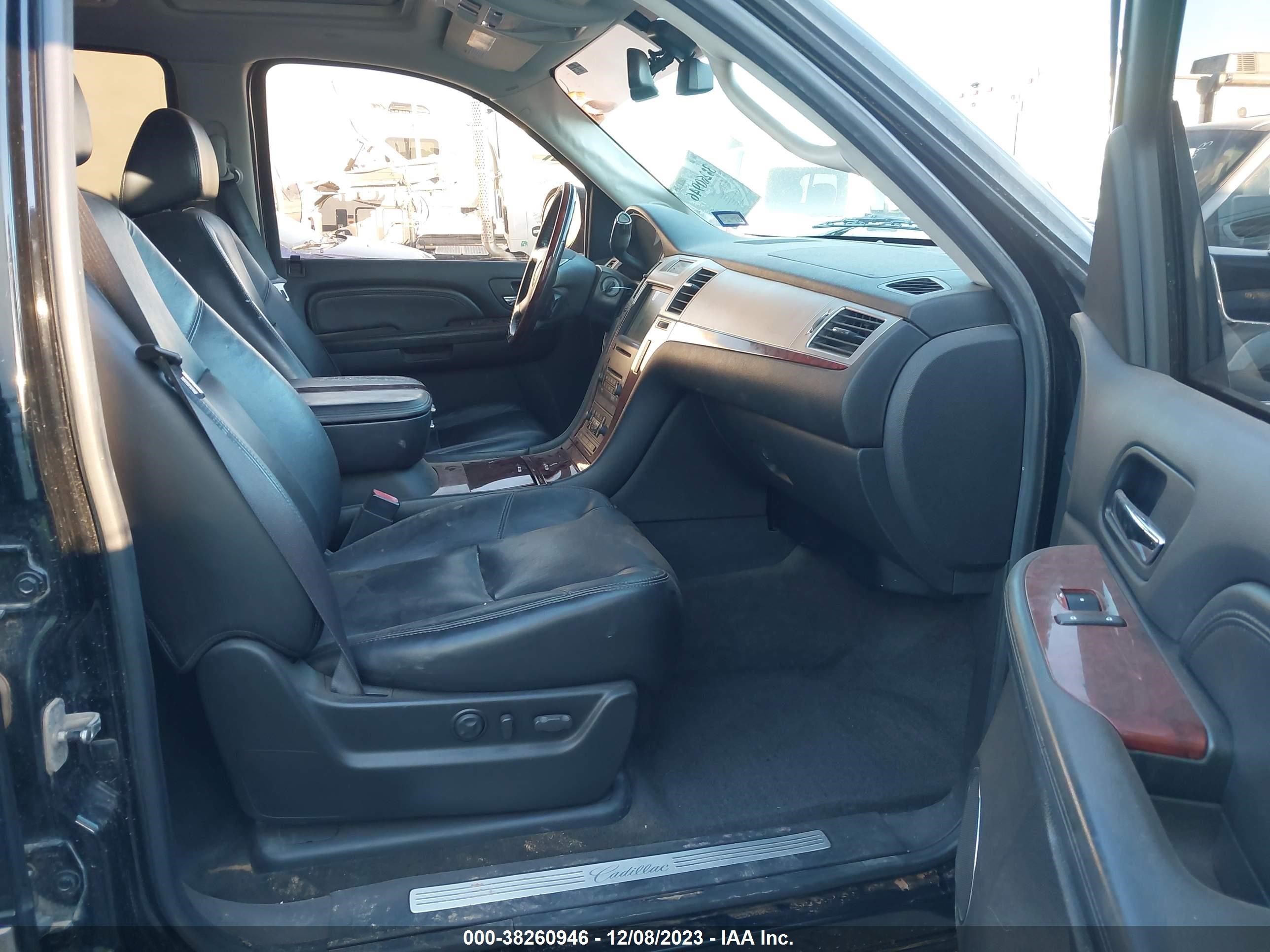 Photo 4 VIN: 1GYFK23269R157709 - CADILLAC ESCALADE 