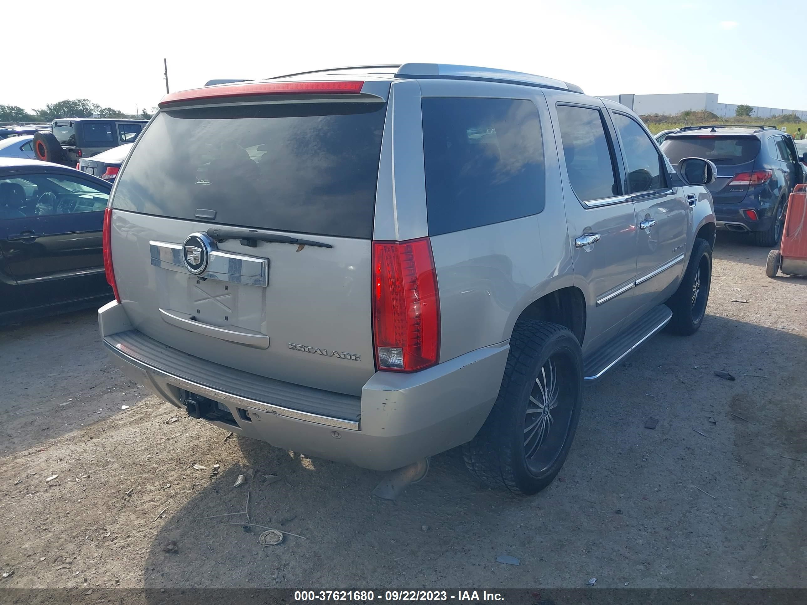 Photo 3 VIN: 1GYFK63838R143938 - CADILLAC ESCALADE 