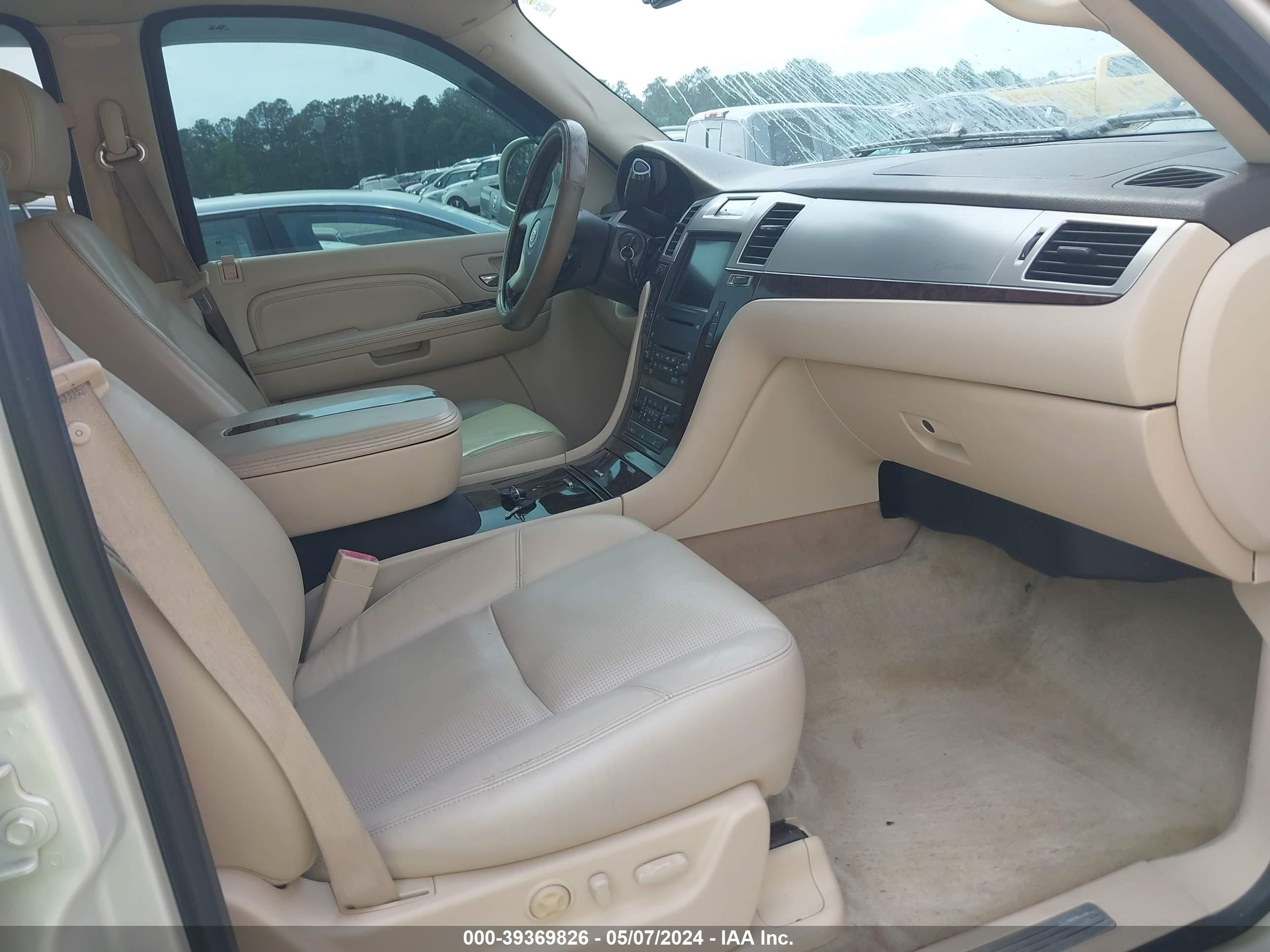 Photo 4 VIN: 1GYFK63898R132314 - CADILLAC ESCALADE 