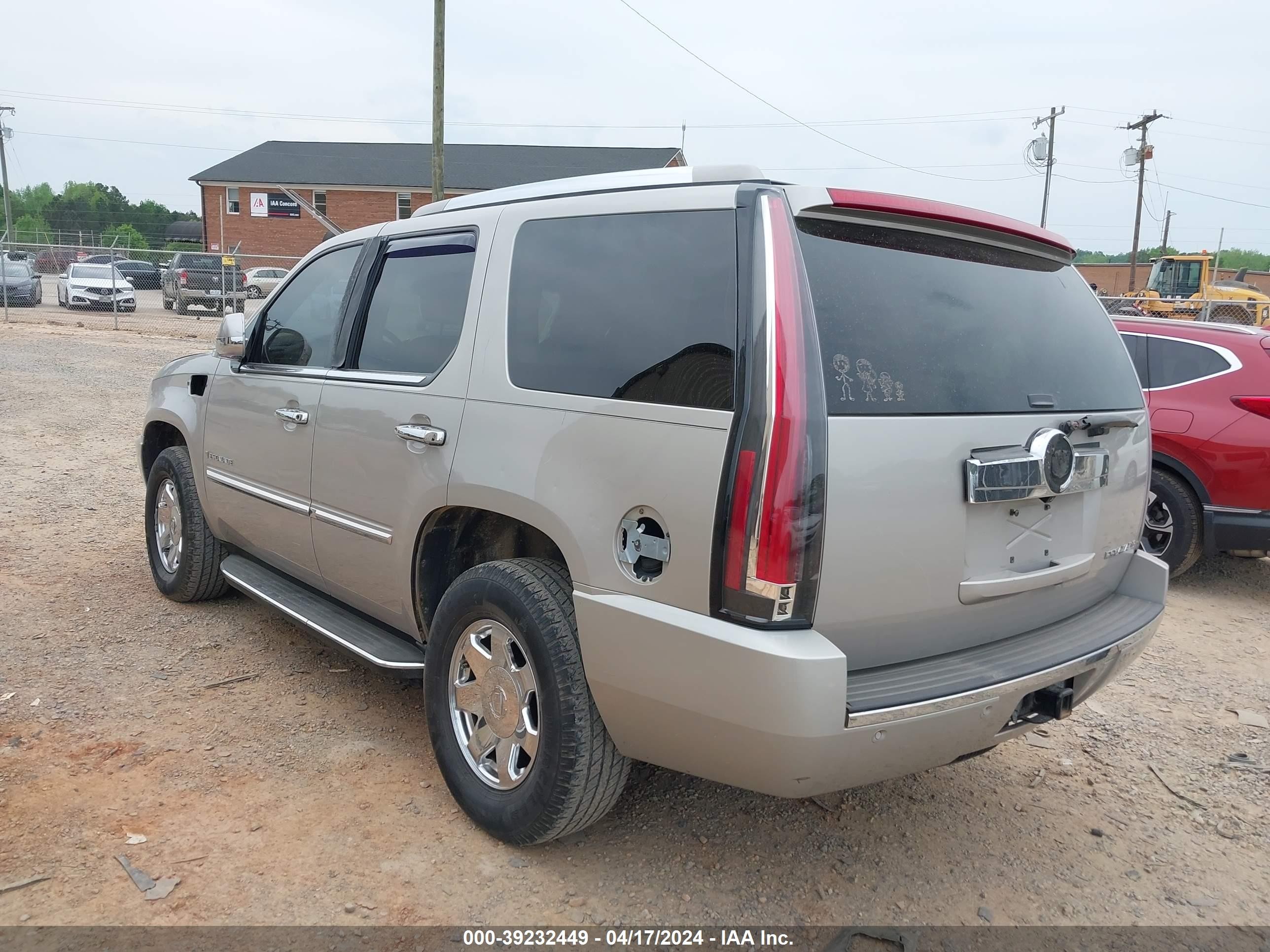 Photo 3 VIN: 1GYFK638X8R109995 - CADILLAC ESCALADE 