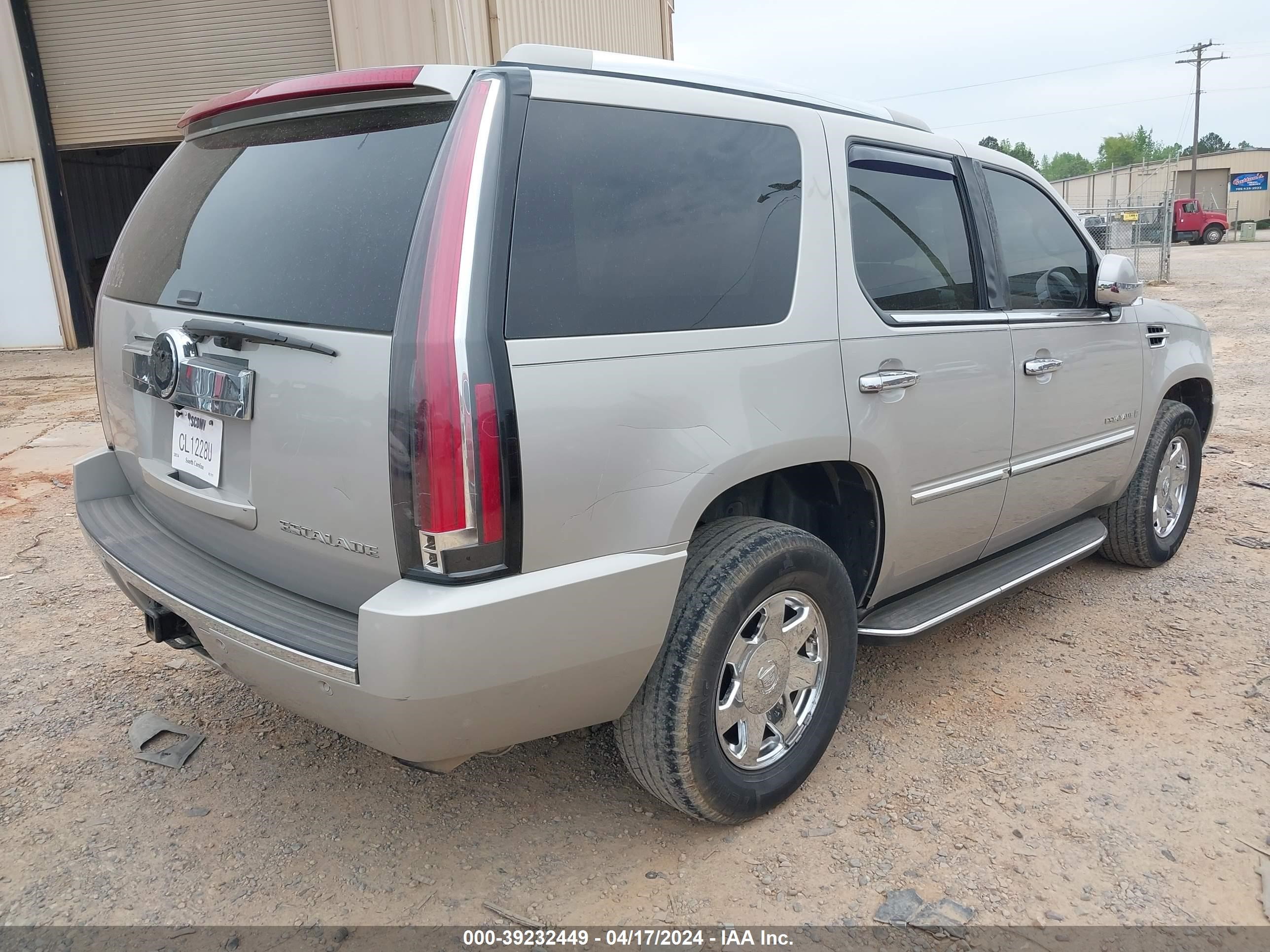 Photo 4 VIN: 1GYFK638X8R109995 - CADILLAC ESCALADE 