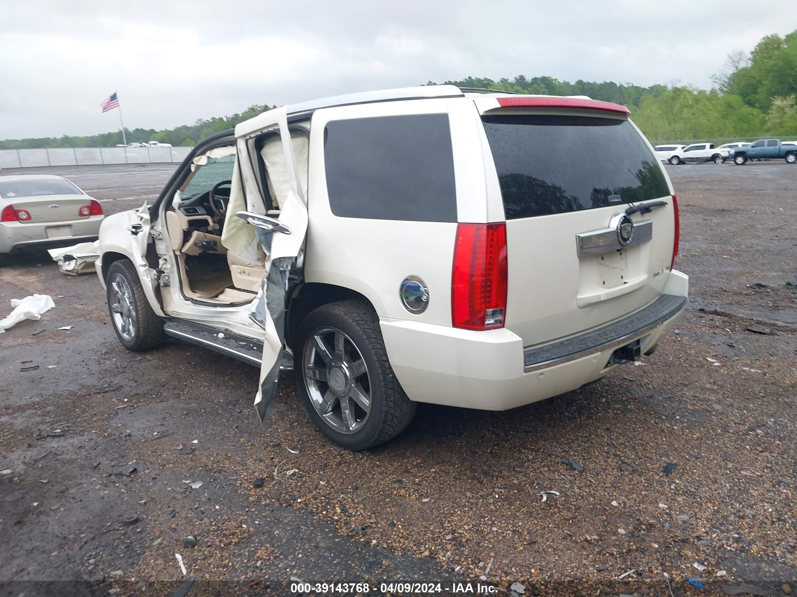 Photo 2 VIN: 1GYFK638X8R209076 - CADILLAC ESCALADE 