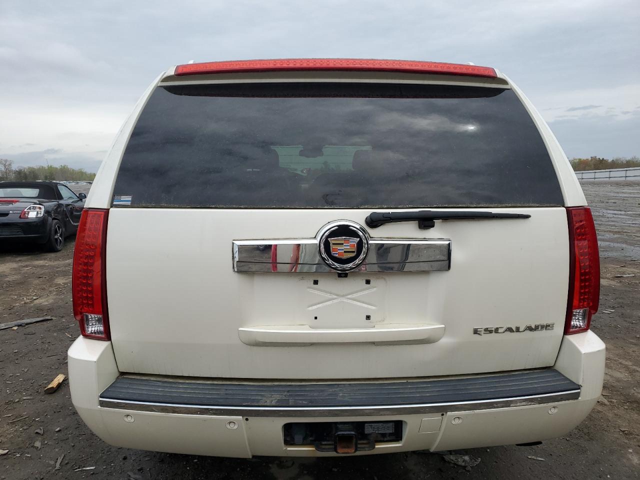 Photo 5 VIN: 1GYFK668X8R216816 - CADILLAC ESCALADE 