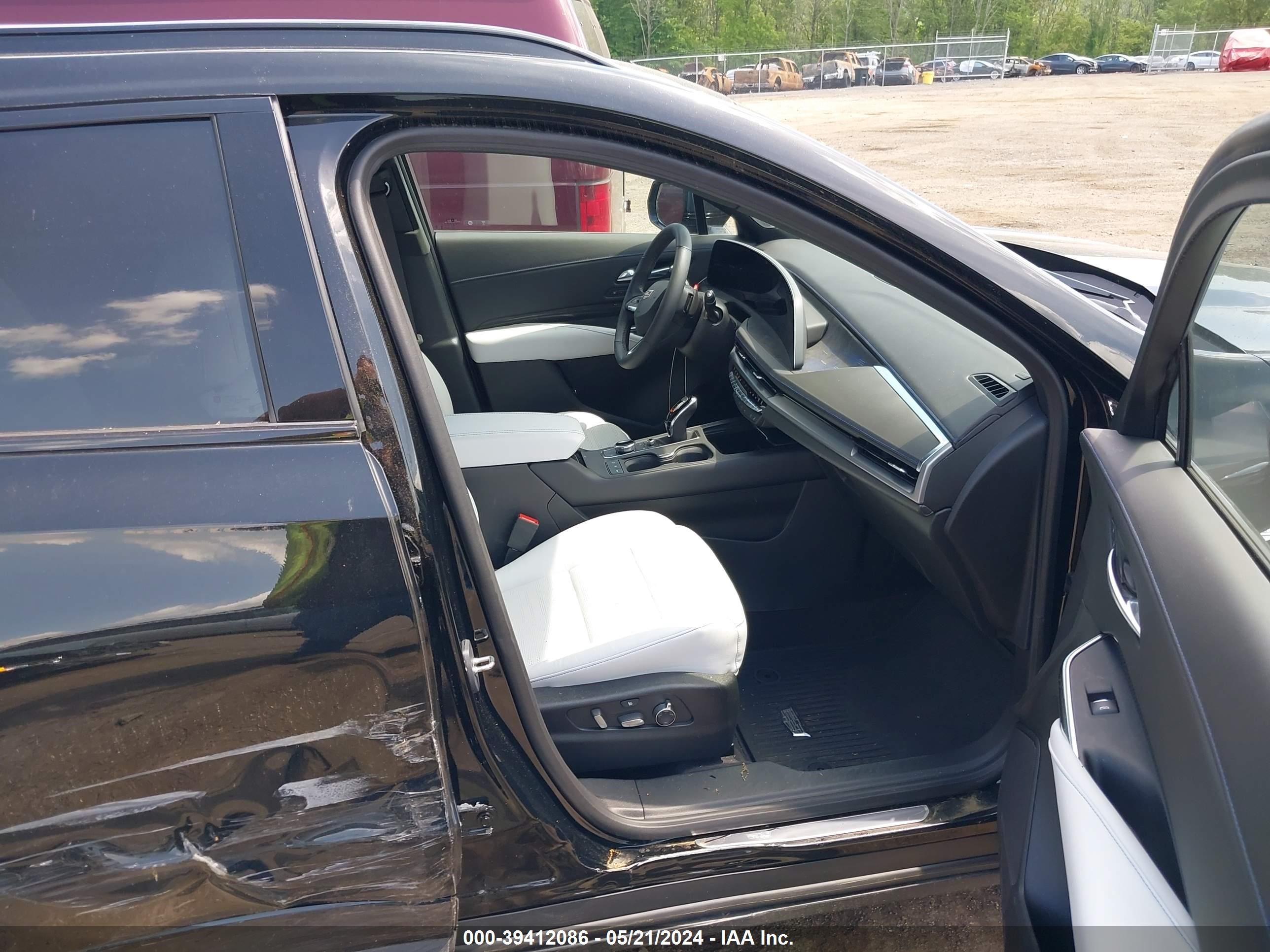 Photo 4 VIN: 1GYFZFR4XRF101348 - CADILLAC XT4 