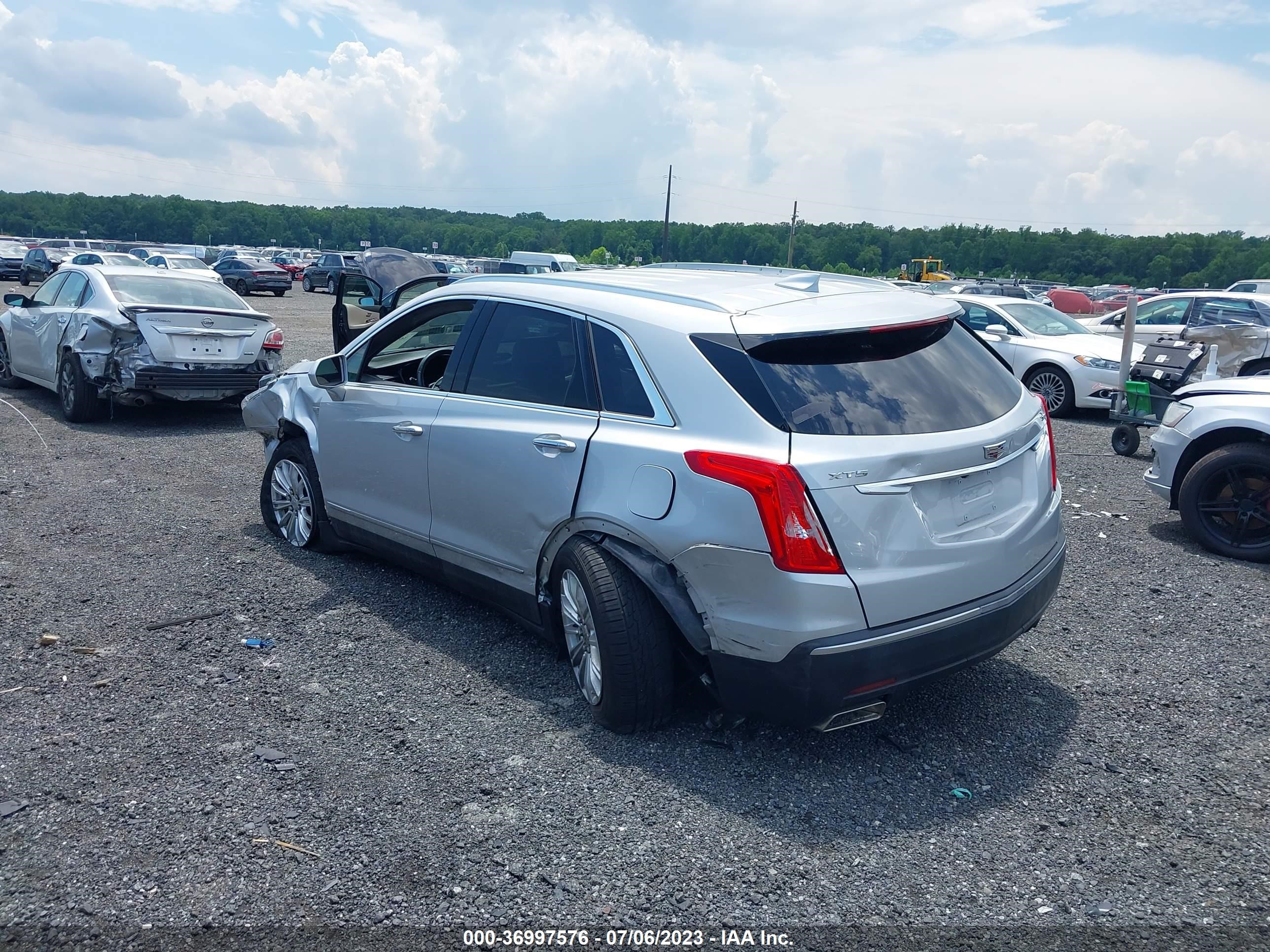 Photo 2 VIN: 1GYKNARSXHZ318536 - CADILLAC XT5 