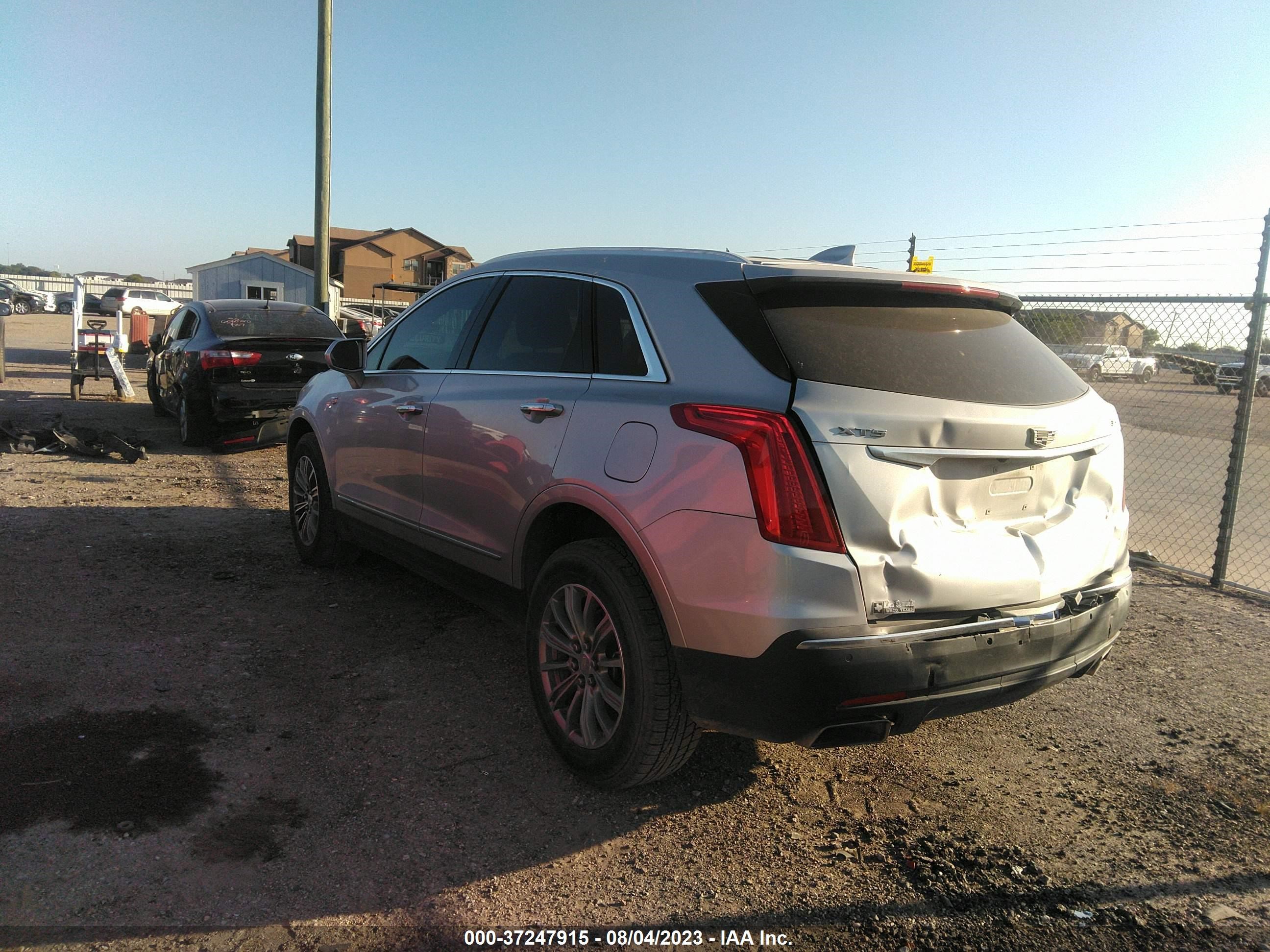 Photo 2 VIN: 1GYKNBRS8HZ101010 - CADILLAC XT5 