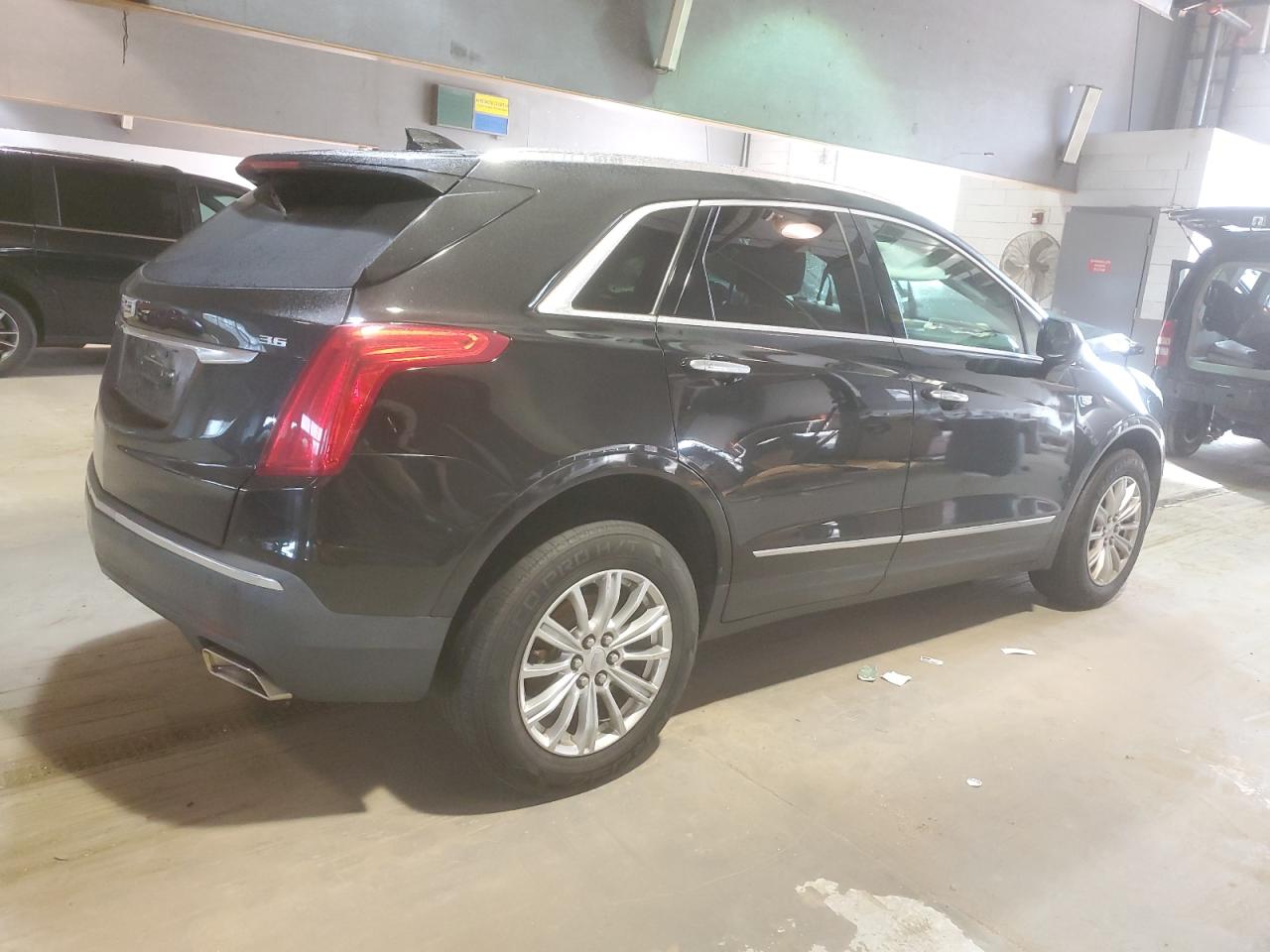 Photo 2 VIN: 1GYKNBRSXJZ123838 - CADILLAC XT5 