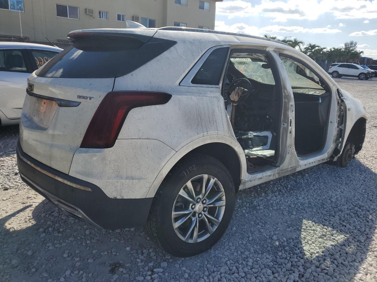 Photo 3 VIN: 1GYKNCR43MZ101093 - CADILLAC XT5 