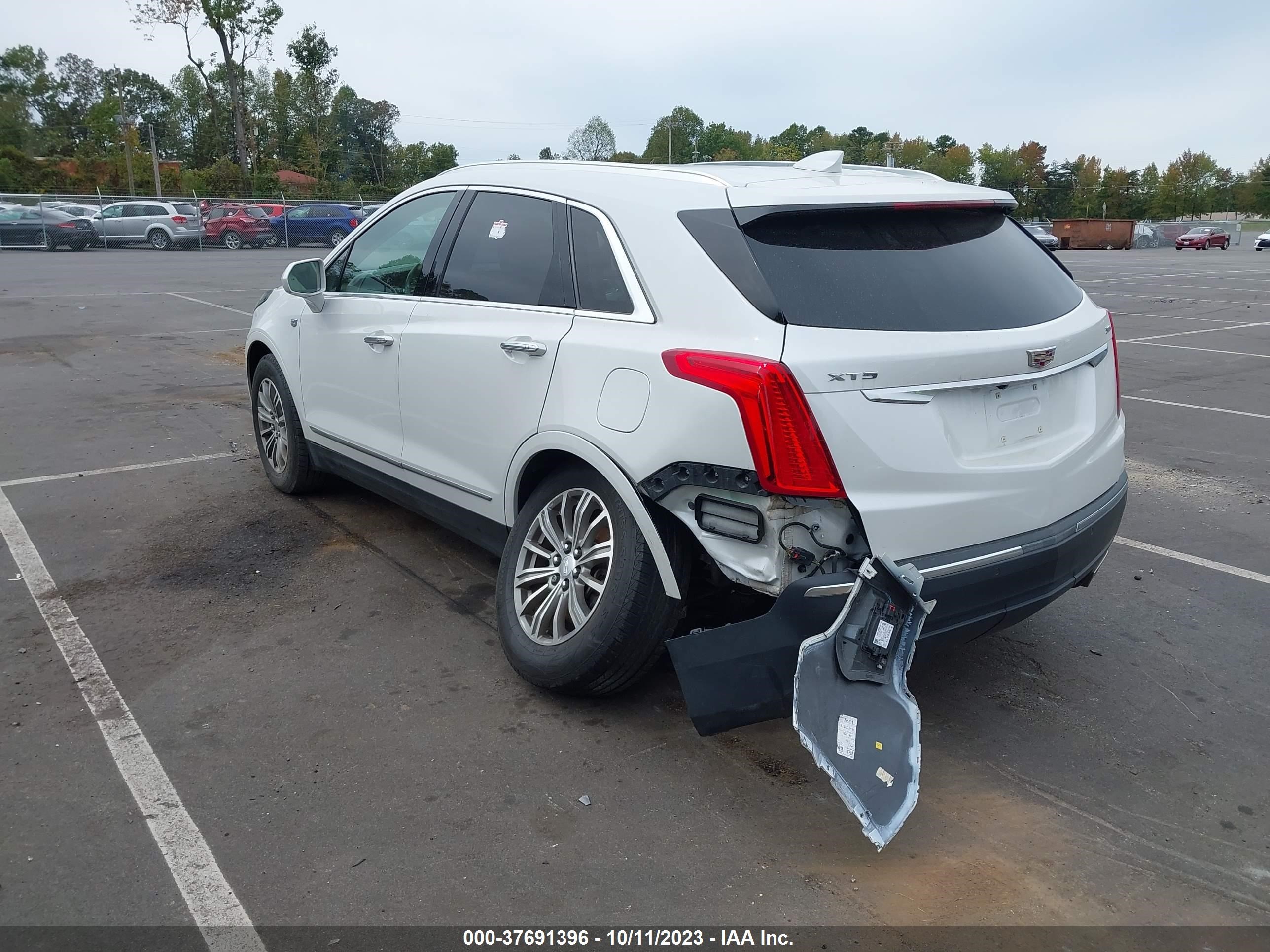 Photo 2 VIN: 1GYKNCRS2KZ132301 - CADILLAC XT5 