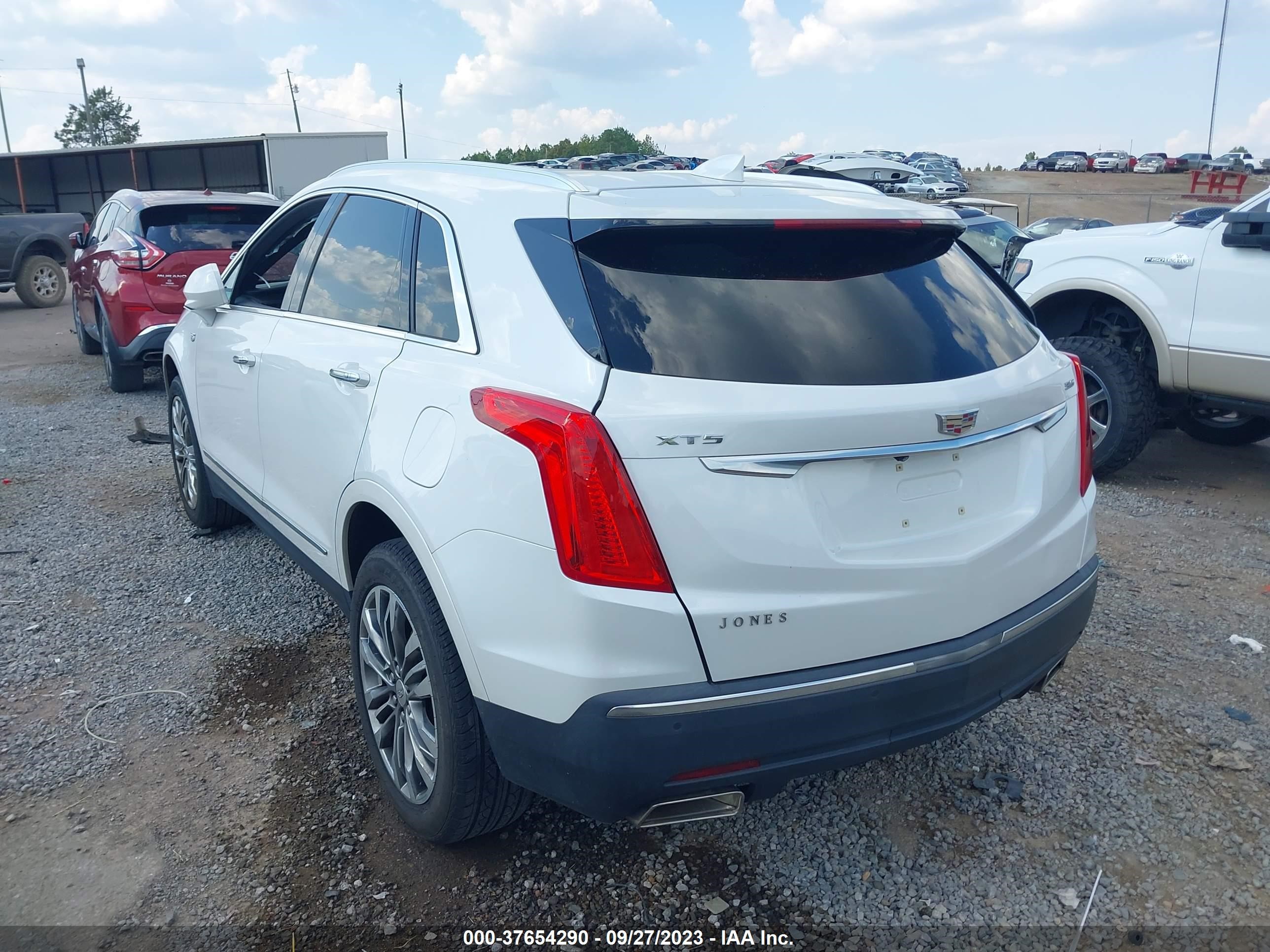 Photo 2 VIN: 1GYKNCRS8HZ112661 - CADILLAC XT5 