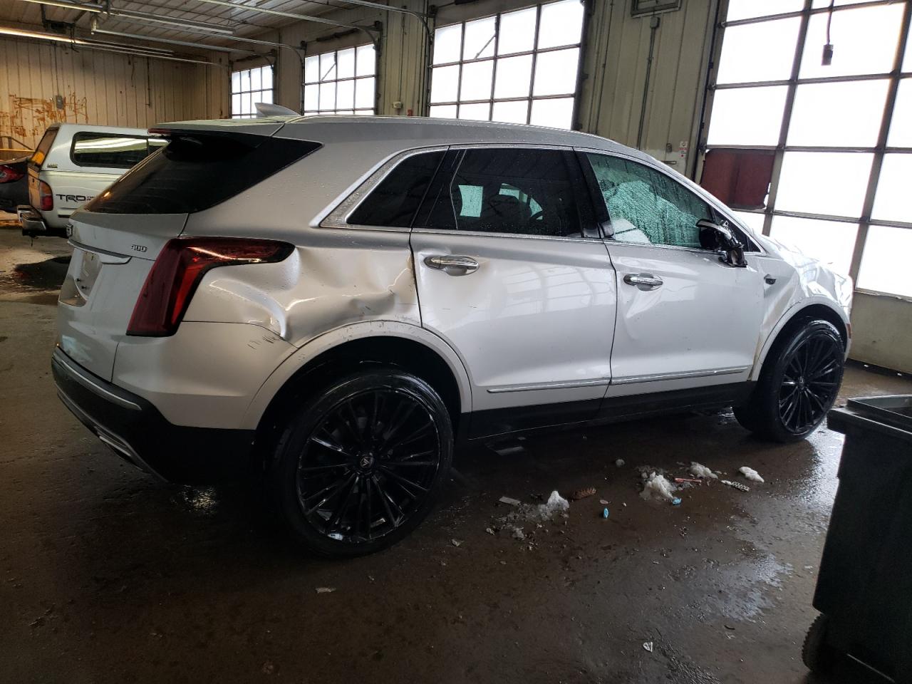 Photo 2 VIN: 1GYKNCRS8LZ123667 - CADILLAC XT5 