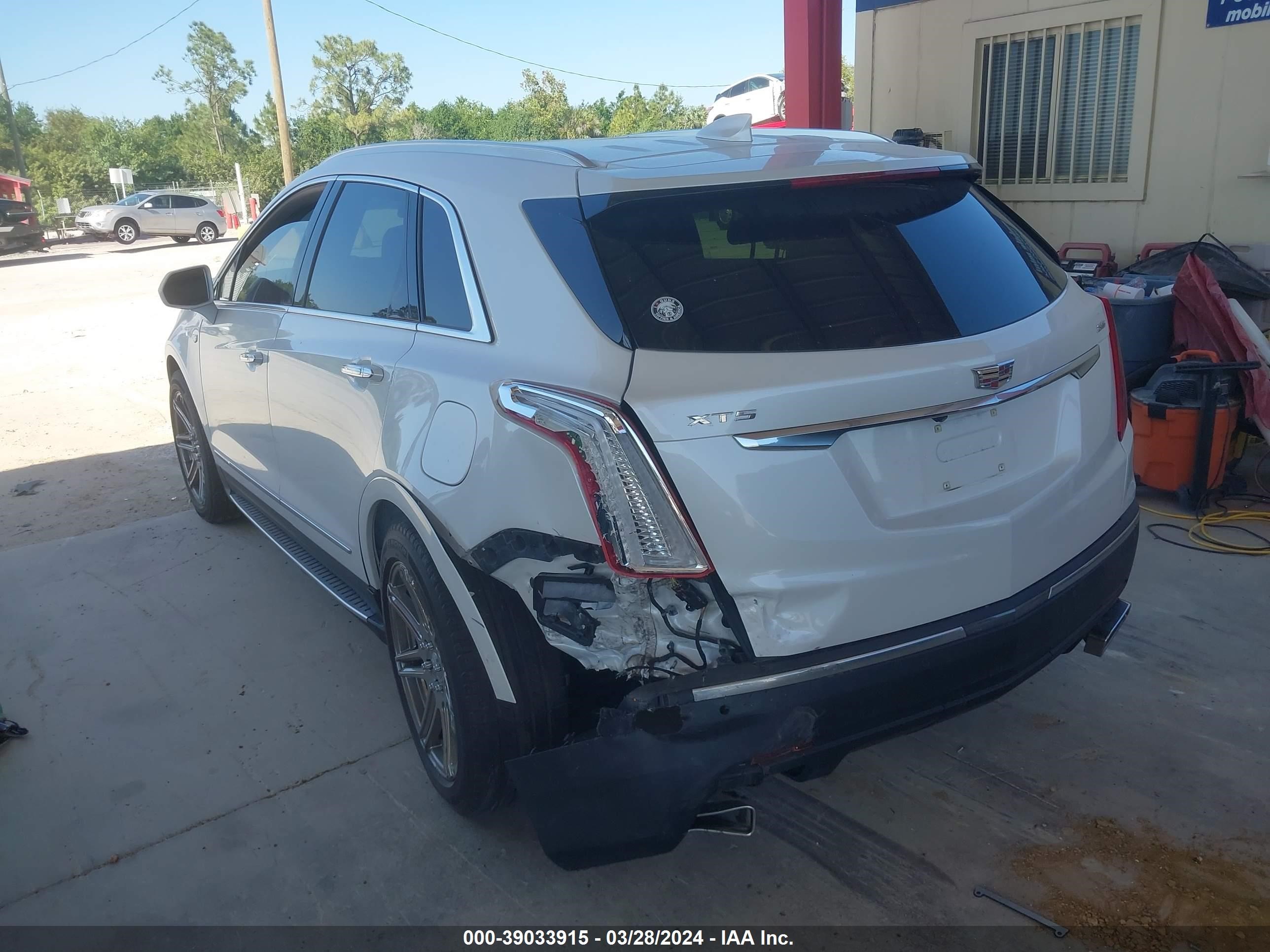 Photo 2 VIN: 1GYKNCRSXJZ201010 - CADILLAC XT5 