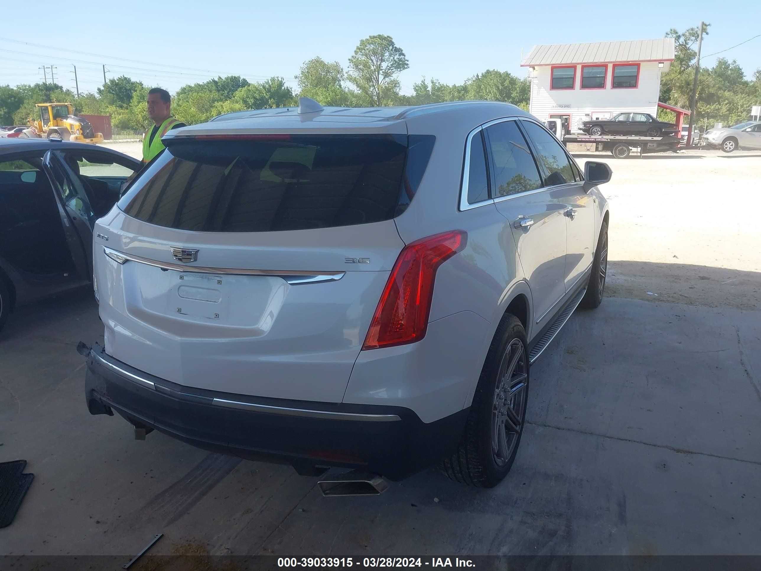 Photo 3 VIN: 1GYKNCRSXJZ201010 - CADILLAC XT5 