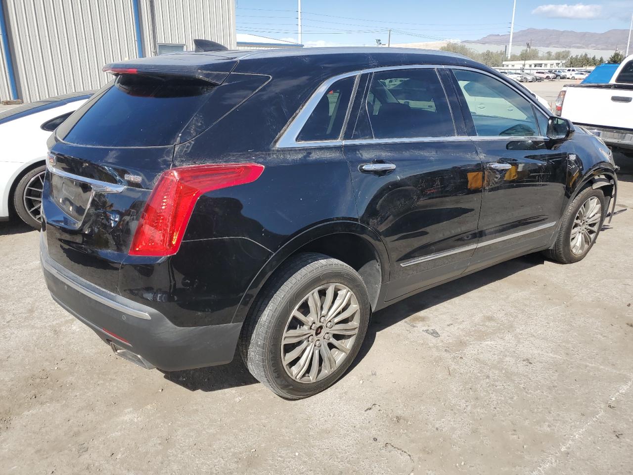 Photo 2 VIN: 1GYKNDRS2HZ174417 - CADILLAC XT5 