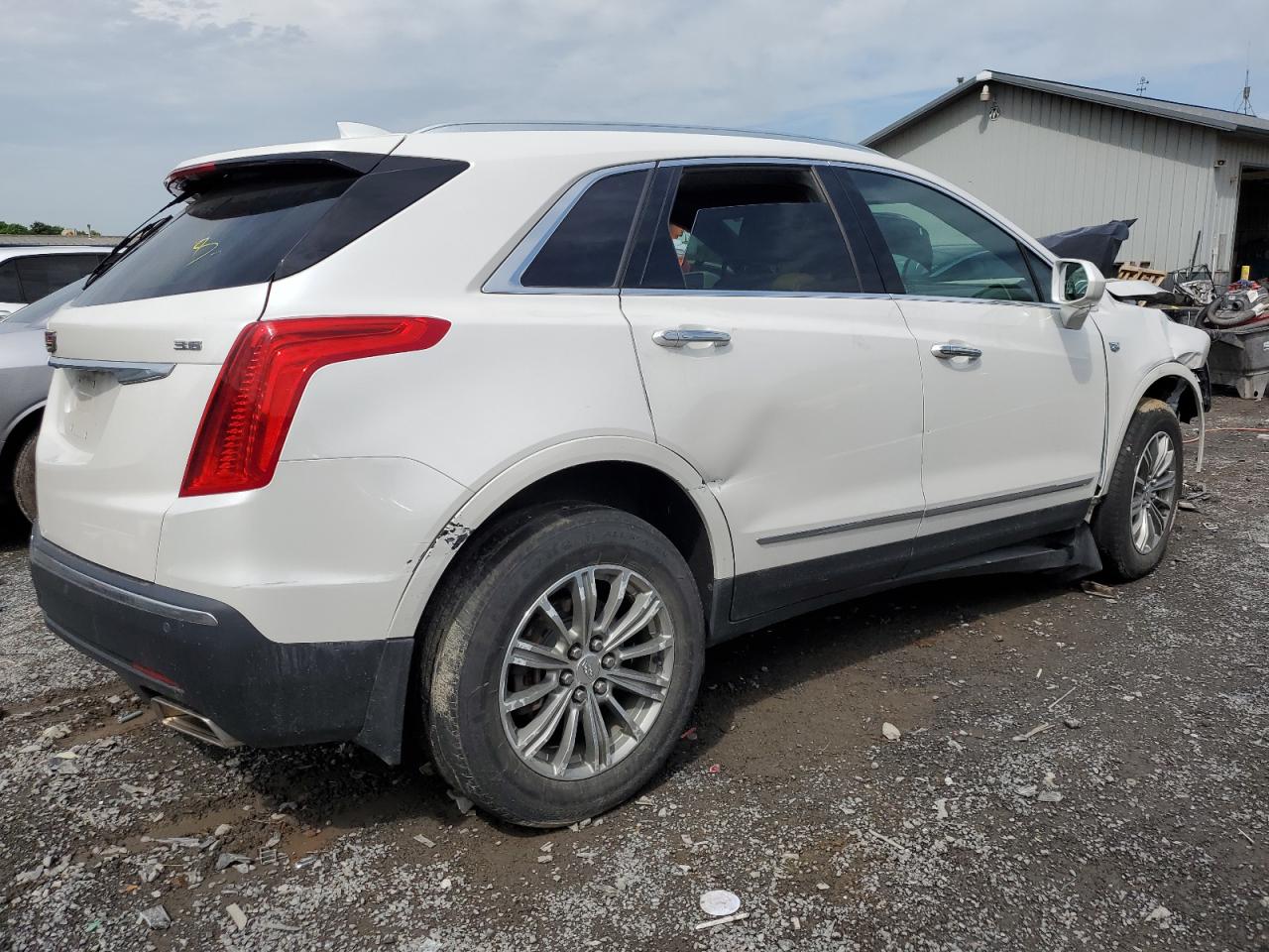 Photo 2 VIN: 1GYKNDRSXJZ139940 - CADILLAC XT5 