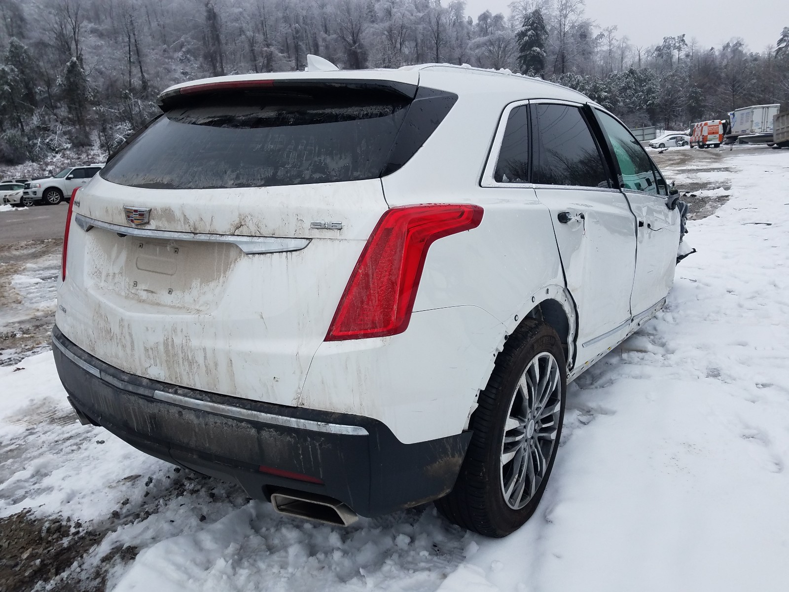 Photo 3 VIN: 1GYKNFRS2JZ172782 - CADILLAC XT5 PREMIU 