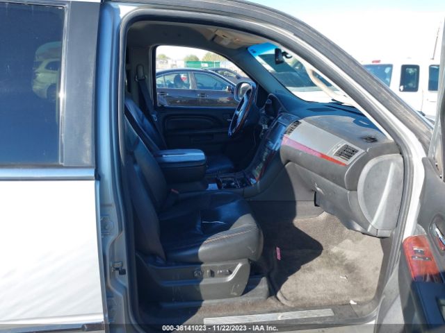 Photo 4 VIN: 1GYS3AEF1BR284153 - CADILLAC ESCALADE 