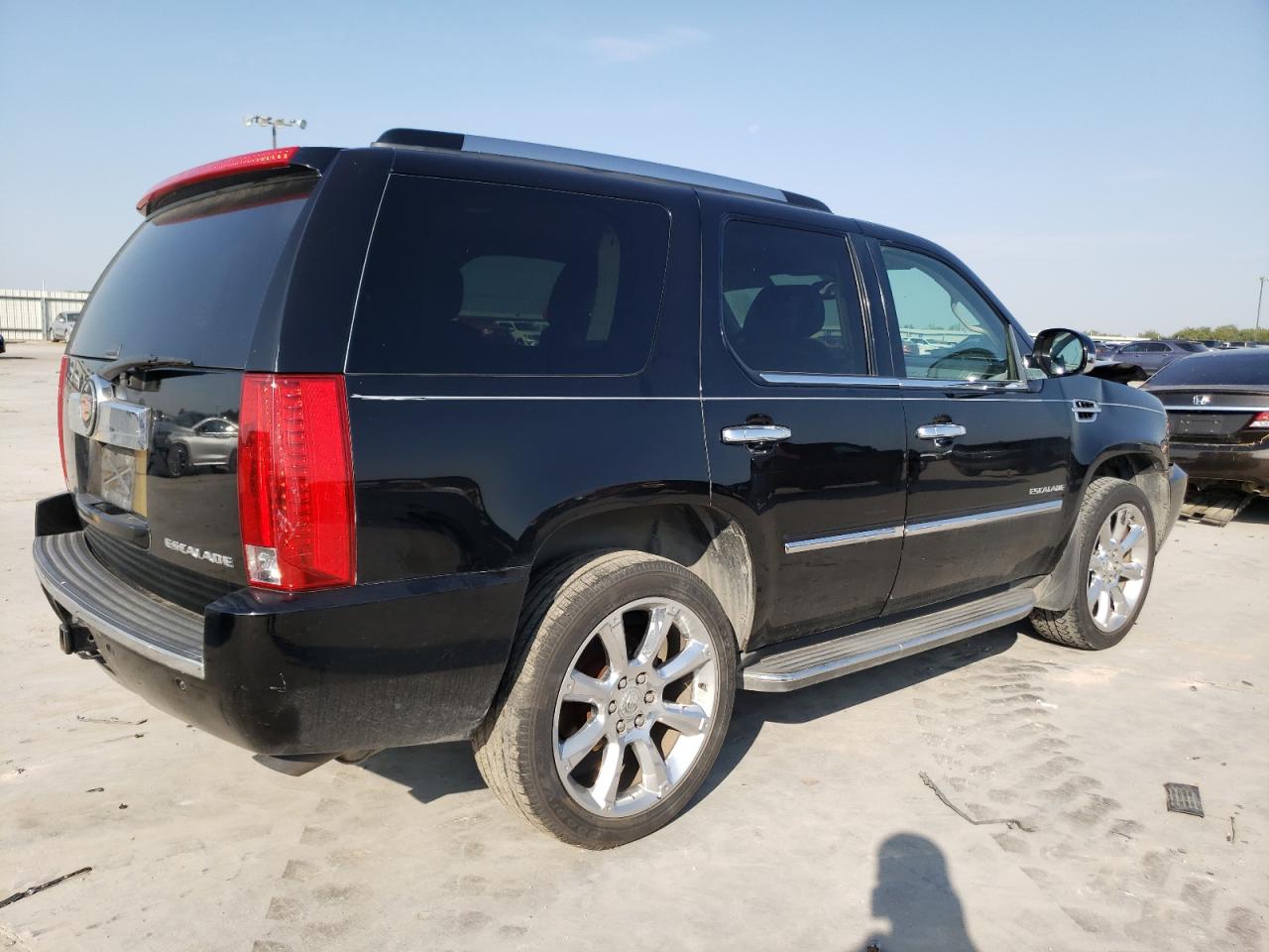 Photo 2 VIN: 1GYS3AEF5BR374888 - CADILLAC ESCALADE 