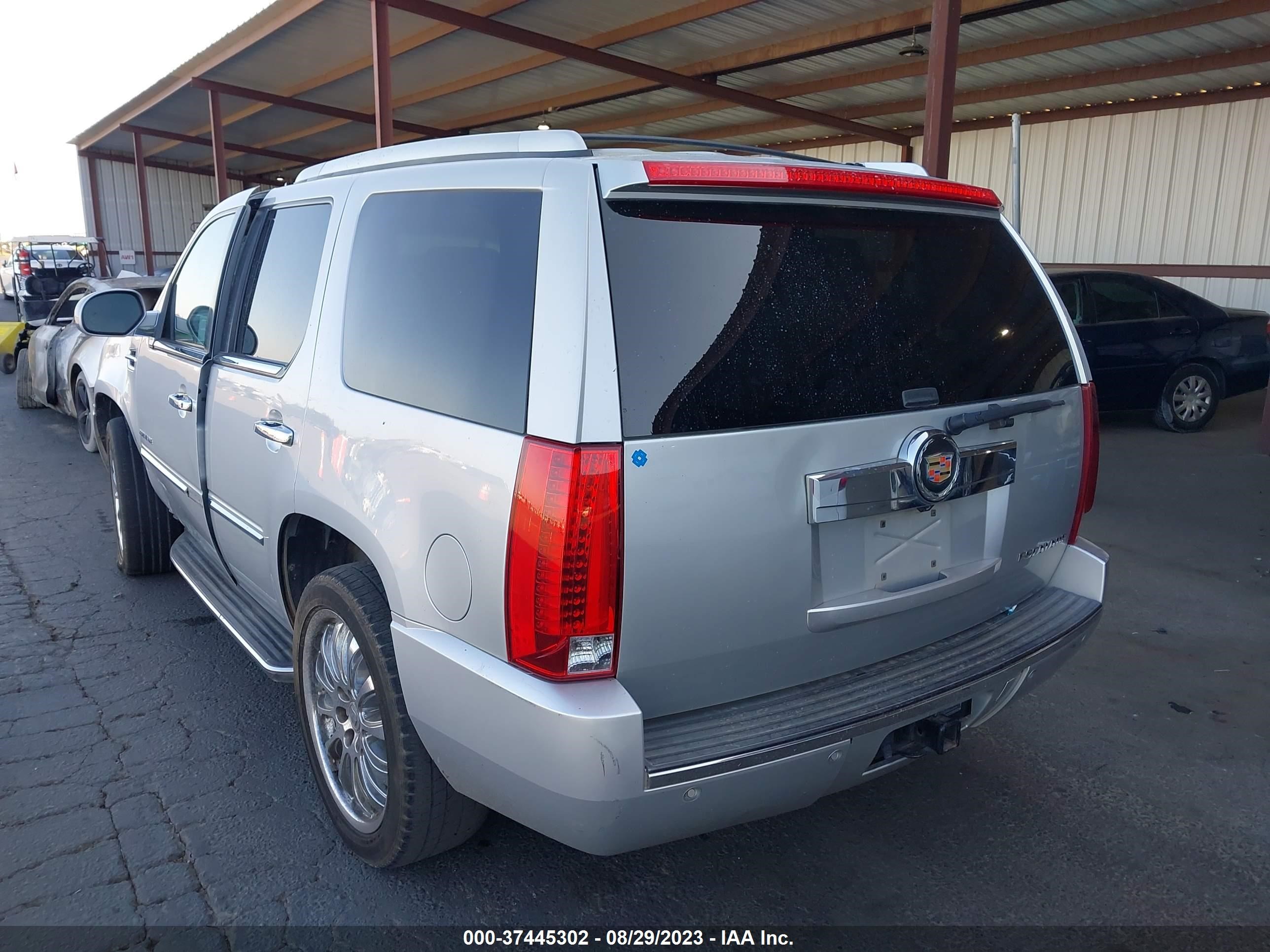 Photo 2 VIN: 1GYS3BEF9DR282997 - CADILLAC ESCALADE 