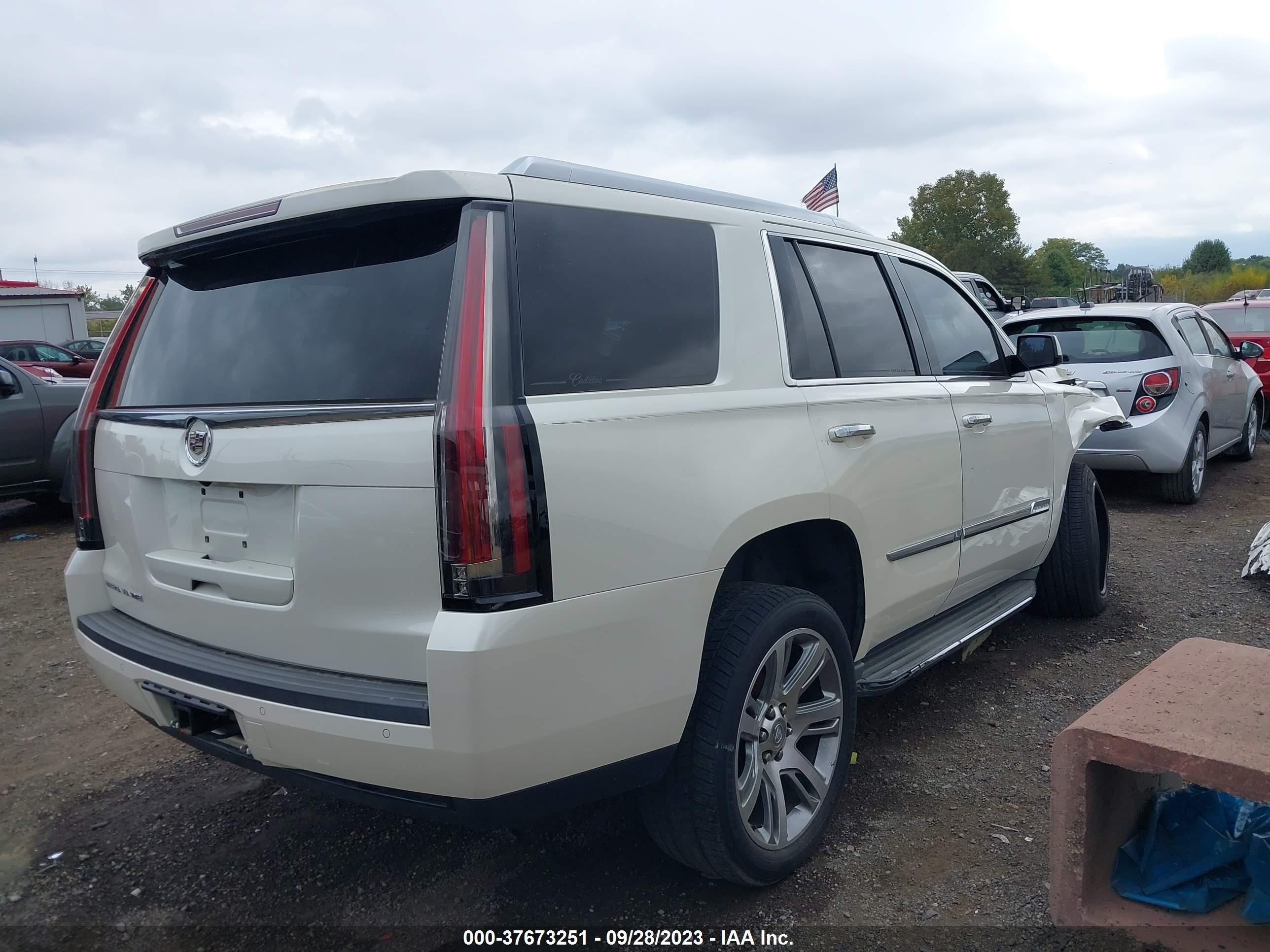 Photo 3 VIN: 1GYS3BKJ8FR285238 - CADILLAC ESCALADE 