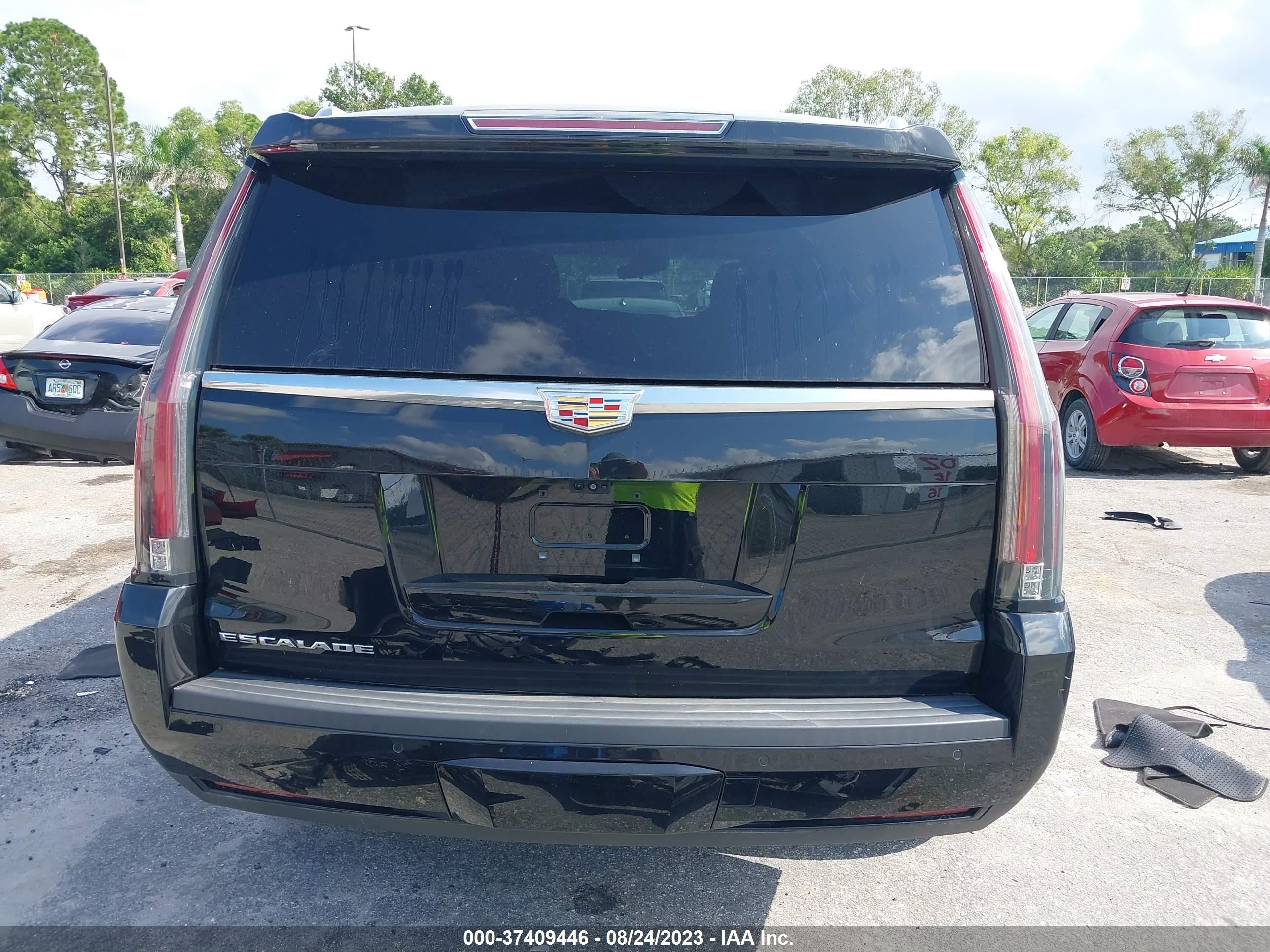 Photo 15 VIN: 1GYS3BKJ8JR100369 - CADILLAC ESCALADE 