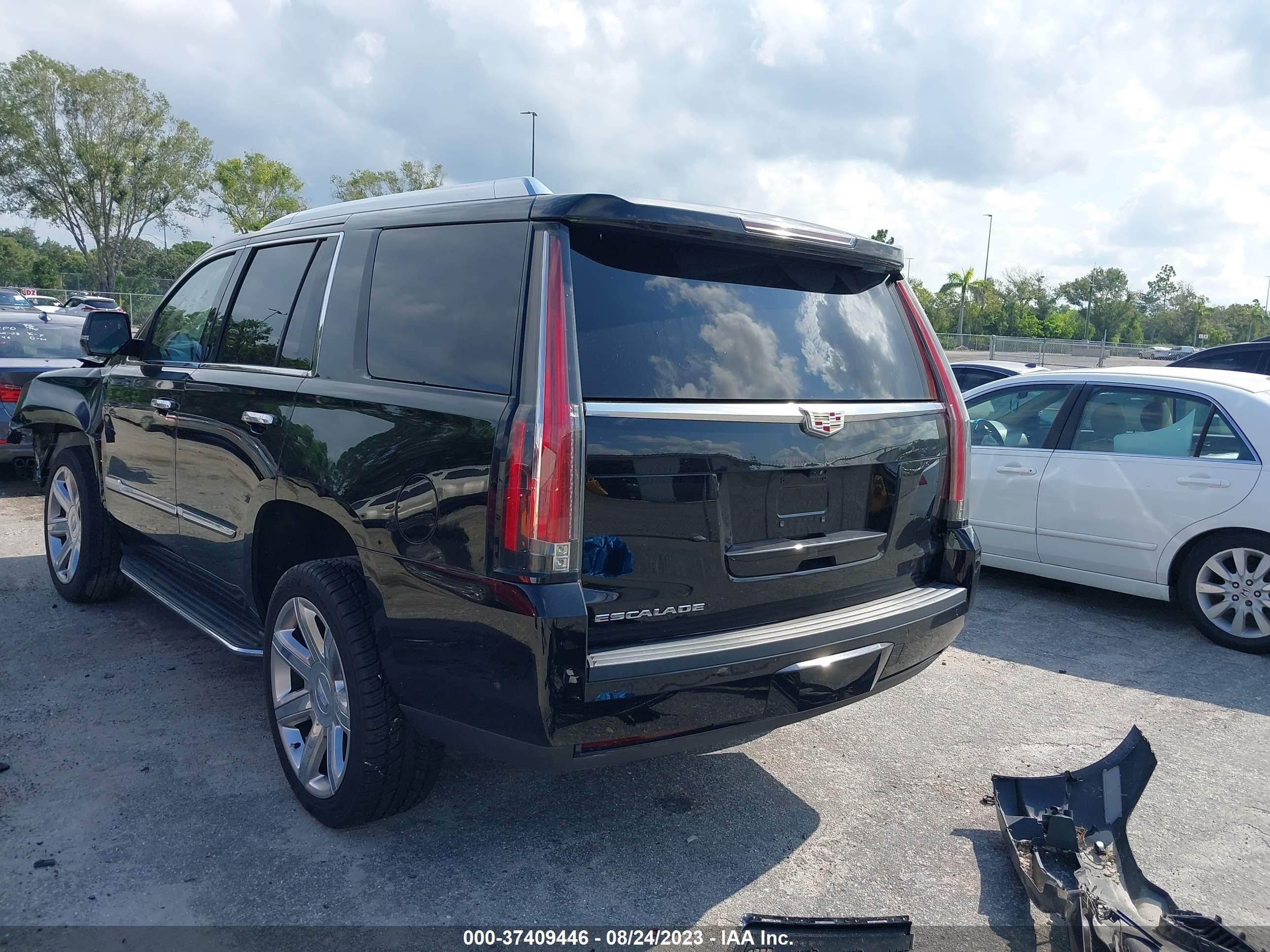 Photo 2 VIN: 1GYS3BKJ8JR100369 - CADILLAC ESCALADE 