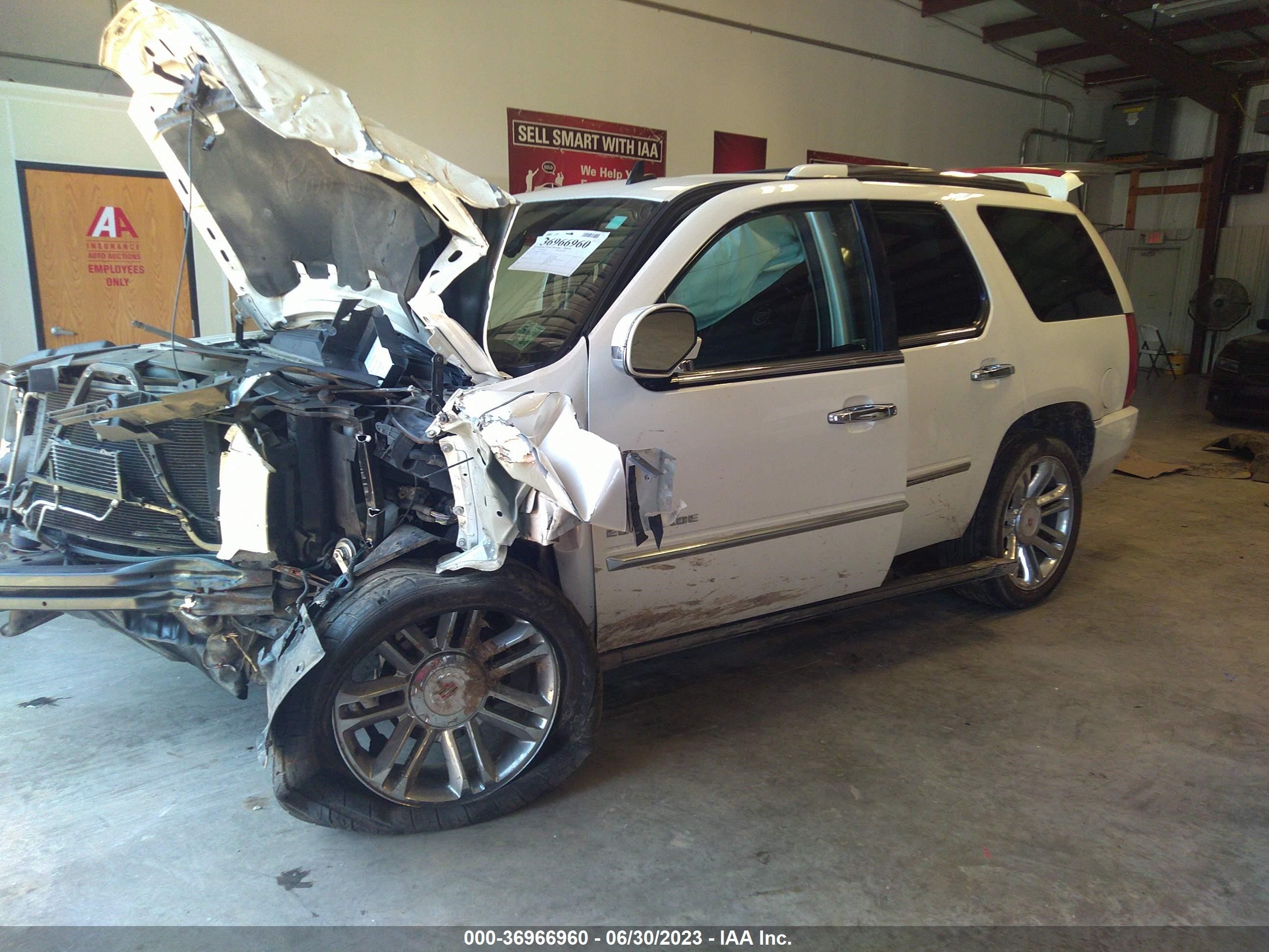 Photo 1 VIN: 1GYS3DEF0DR360904 - CADILLAC ESCALADE 