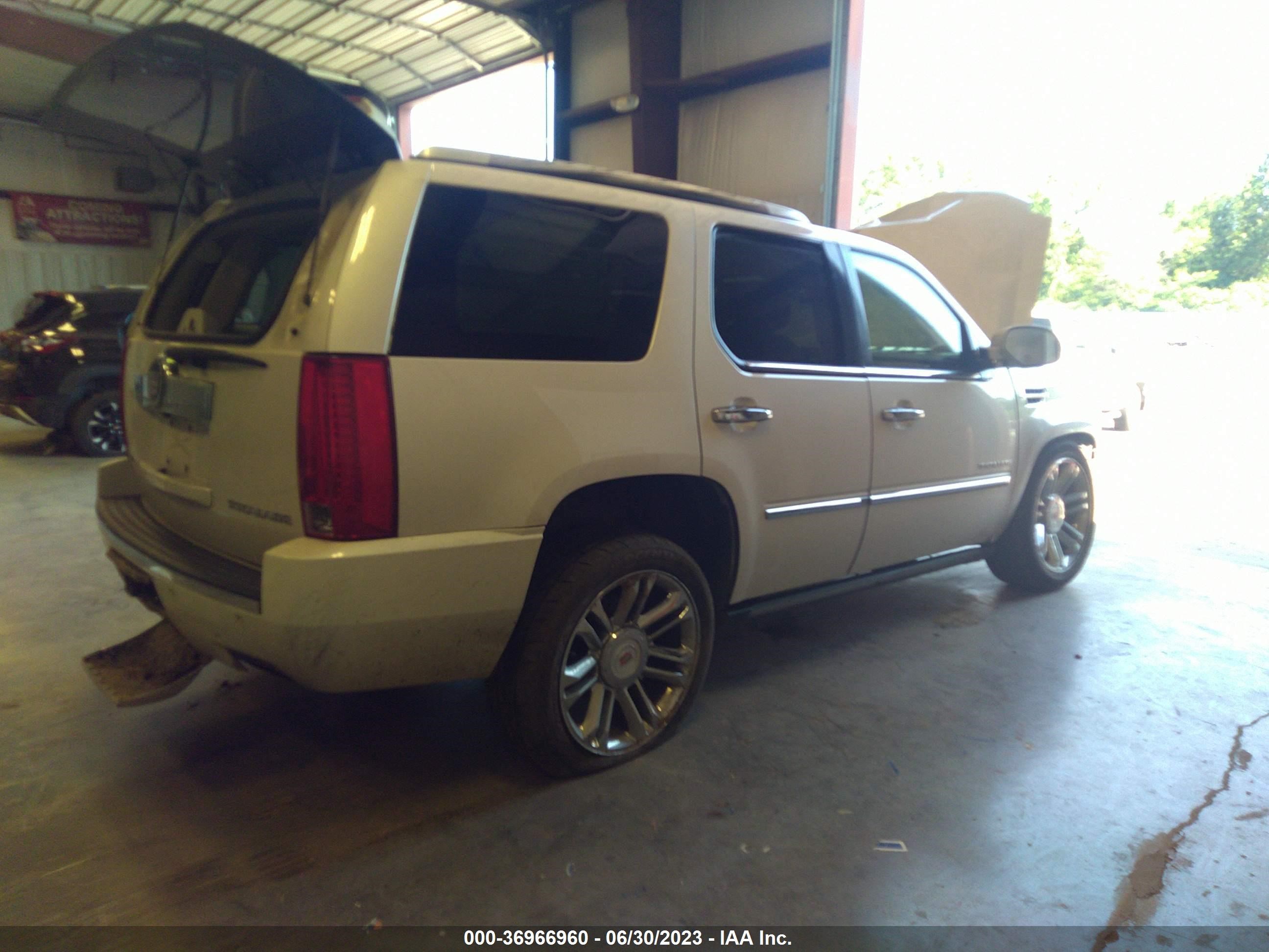 Photo 3 VIN: 1GYS3DEF0DR360904 - CADILLAC ESCALADE 