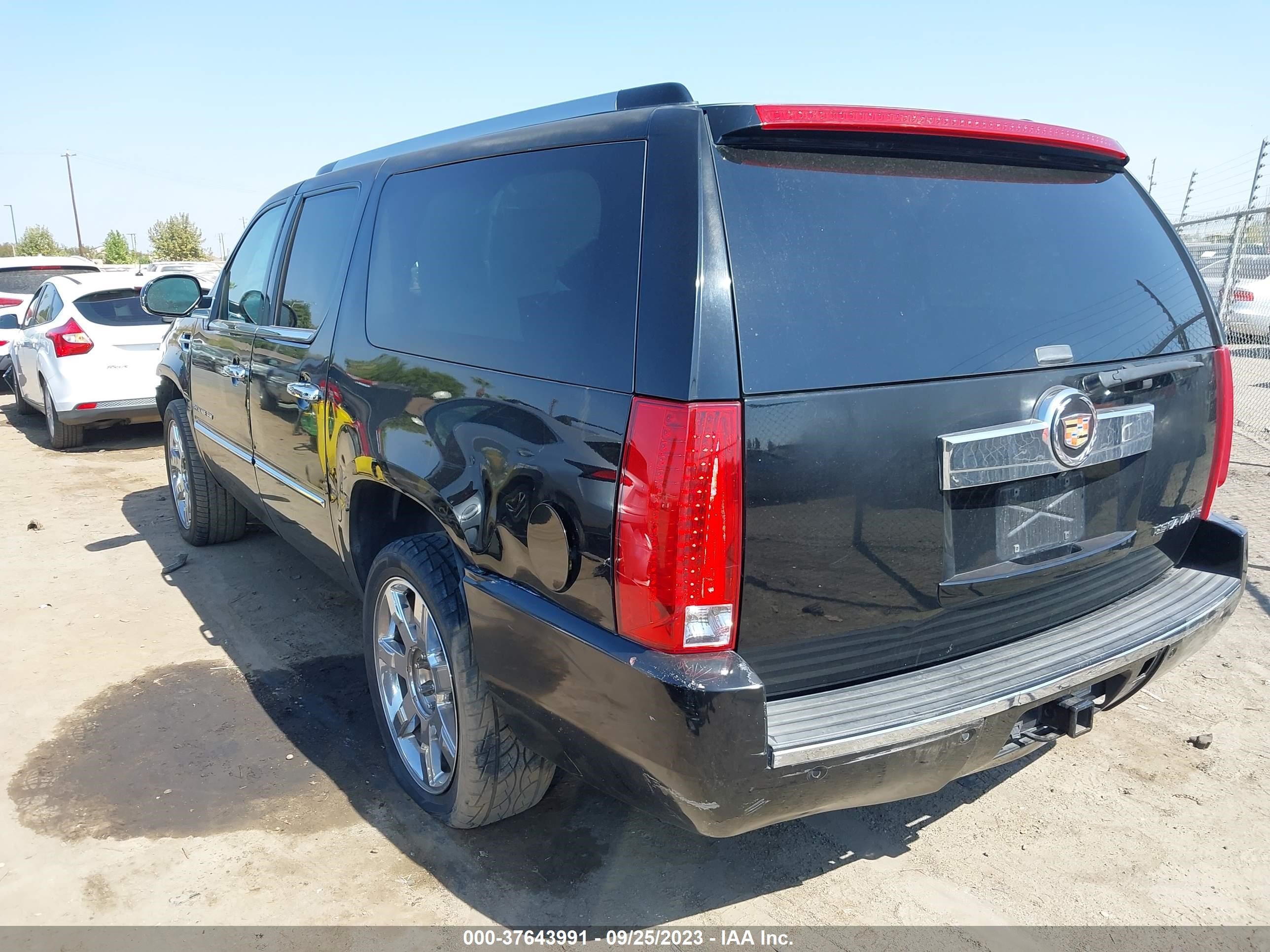 Photo 2 VIN: 1GYS3GEF6DR210409 - CADILLAC ESCALADE 