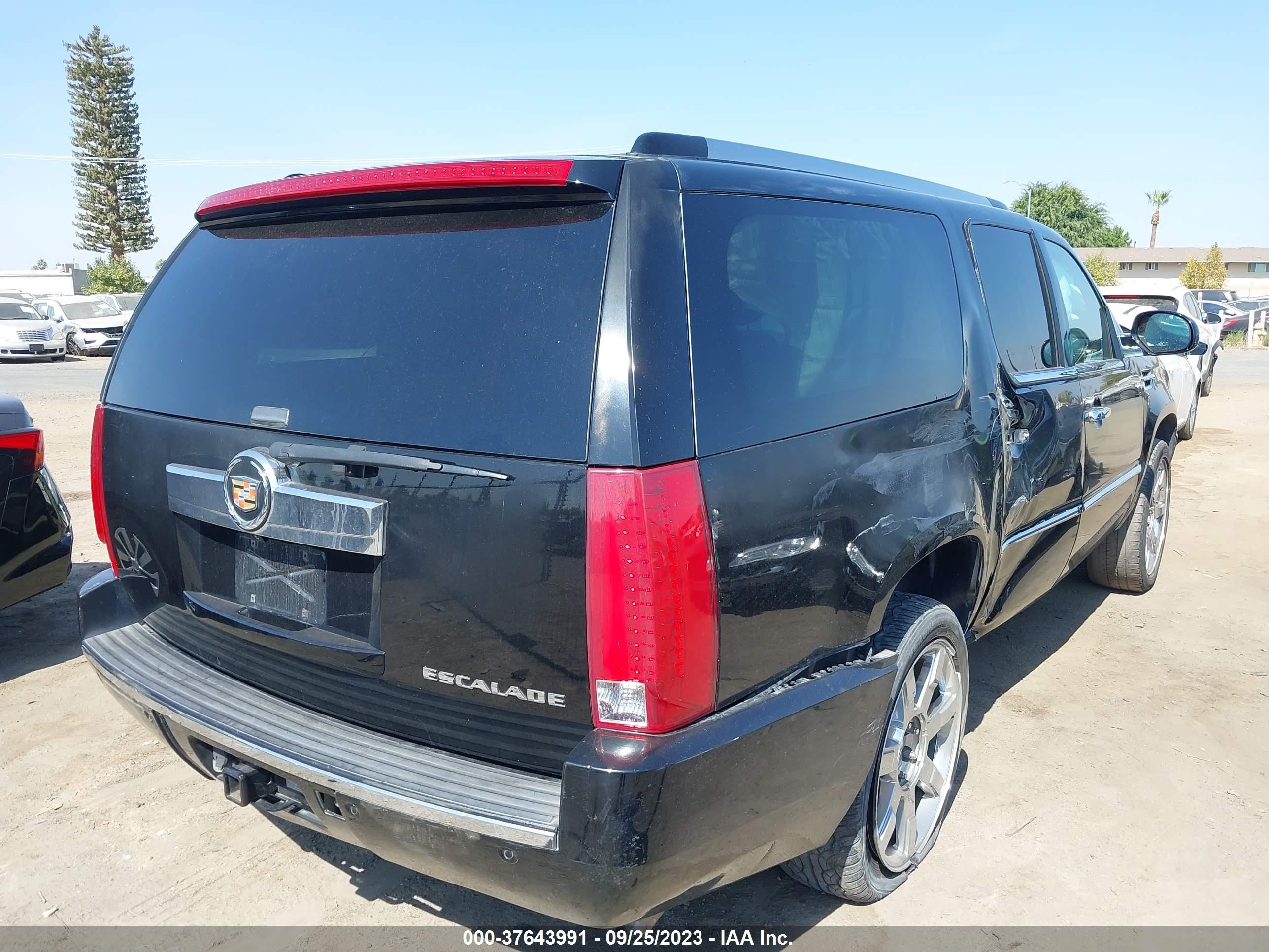 Photo 3 VIN: 1GYS3GEF6DR210409 - CADILLAC ESCALADE 