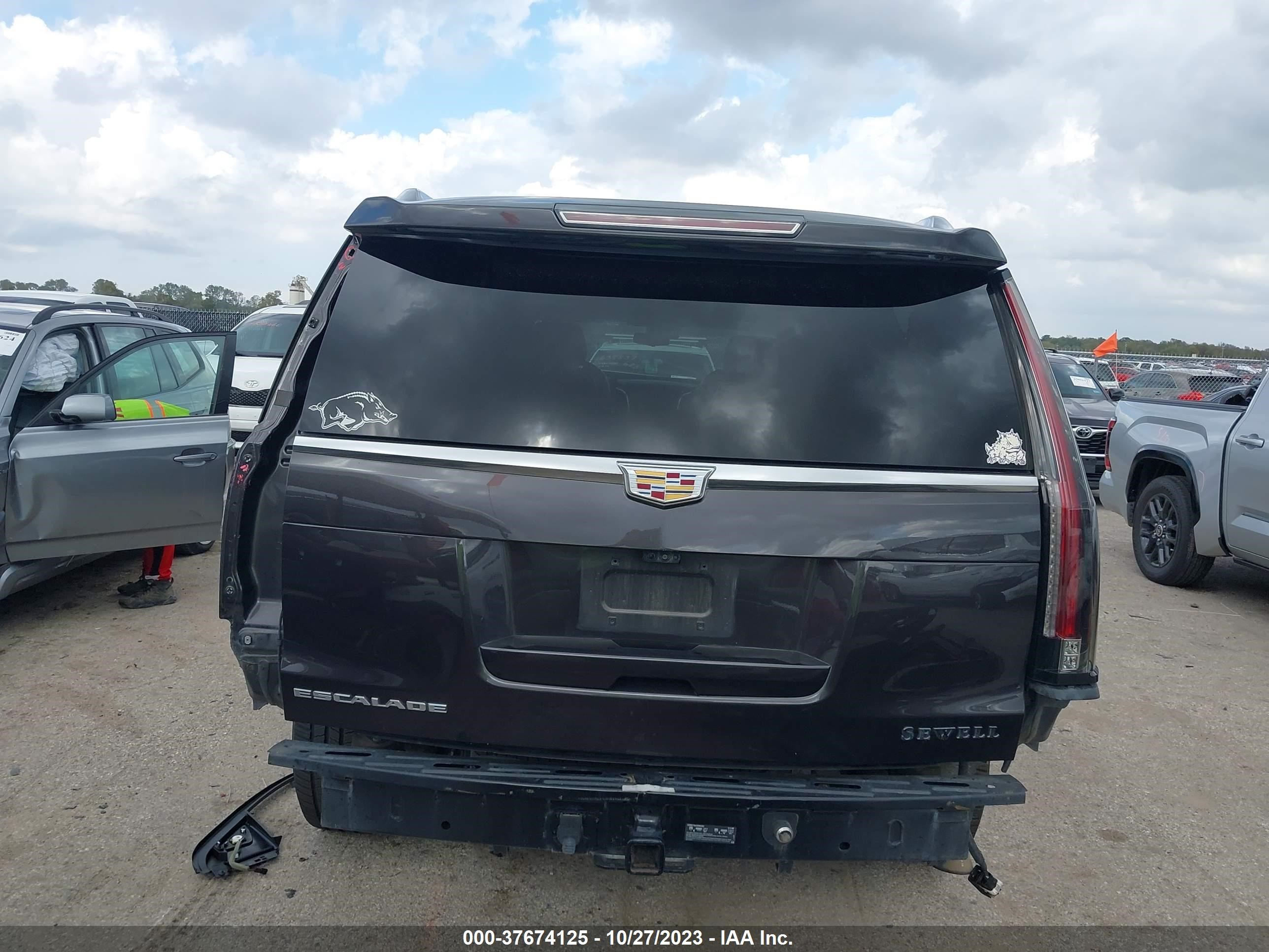 Photo 15 VIN: 1GYS3HKJ2JR268317 - CADILLAC ESCALADE 