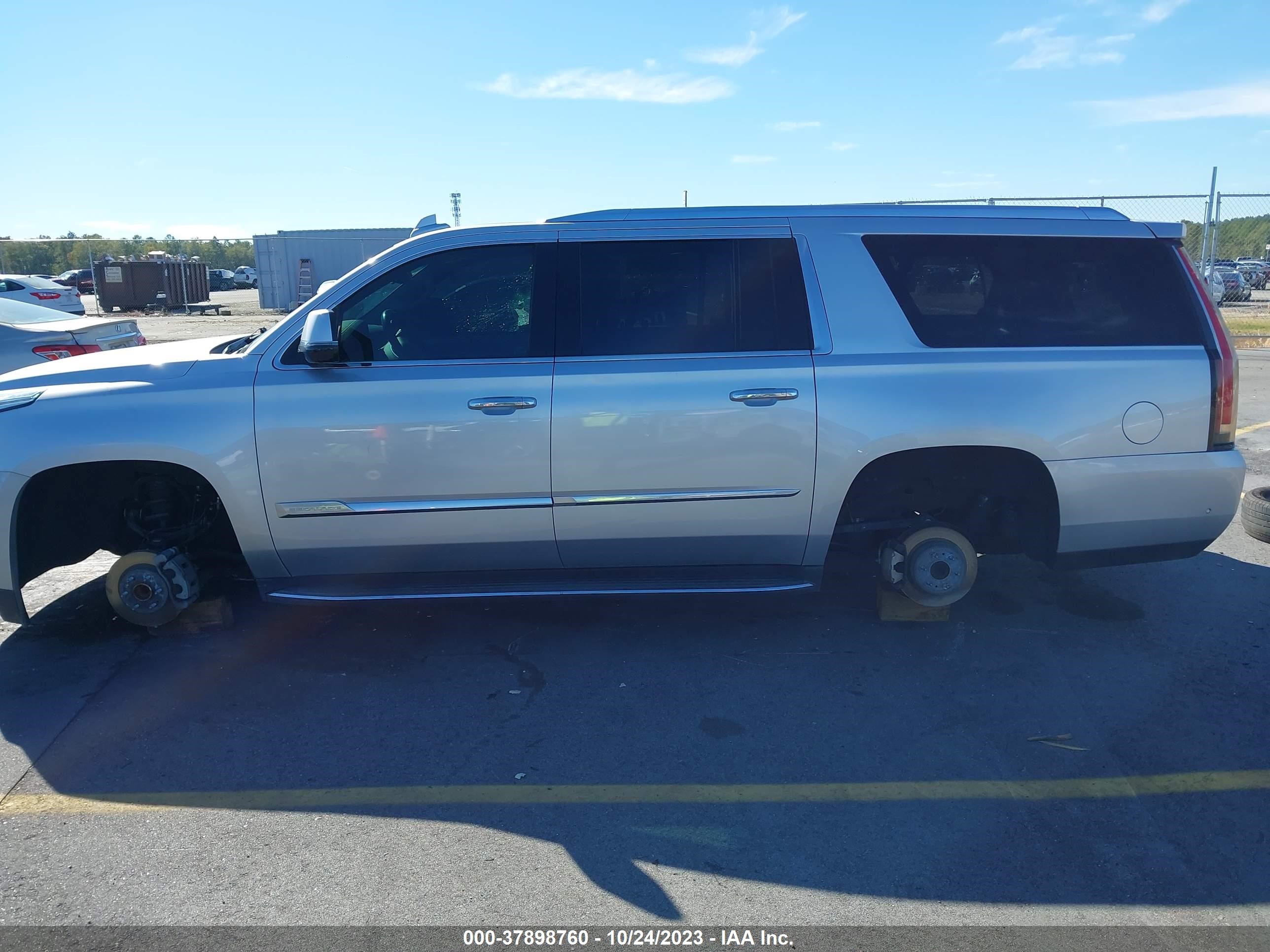 Photo 12 VIN: 1GYS3HKJ9JR311583 - CADILLAC ESCALADE 