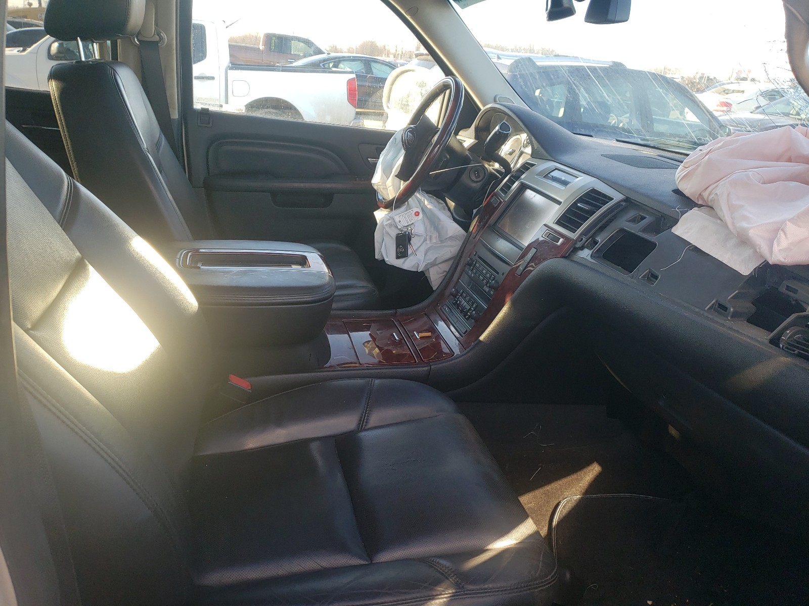 Photo 4 VIN: 1GYS4BEF0DR122407 - CADILLAC ESCALADE L 