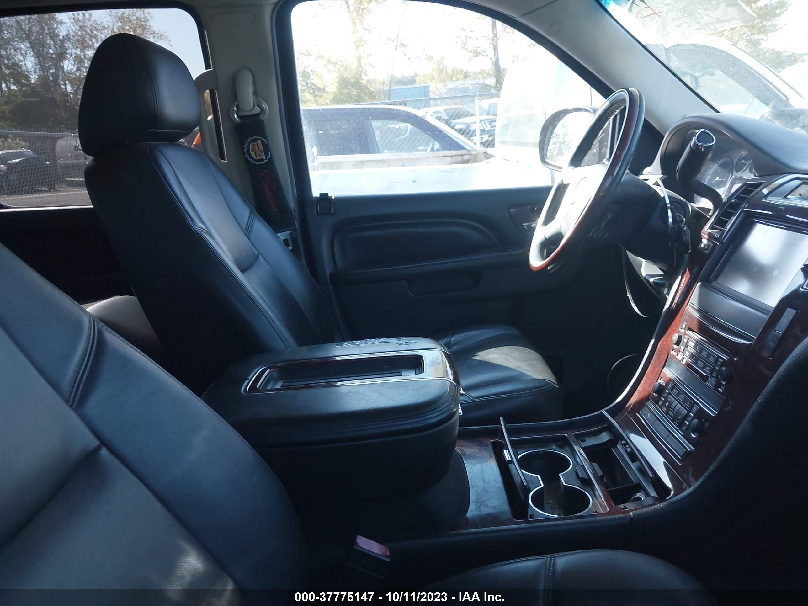 Photo 4 VIN: 1GYS4BEF0DR180677 - CADILLAC ESCALADE 