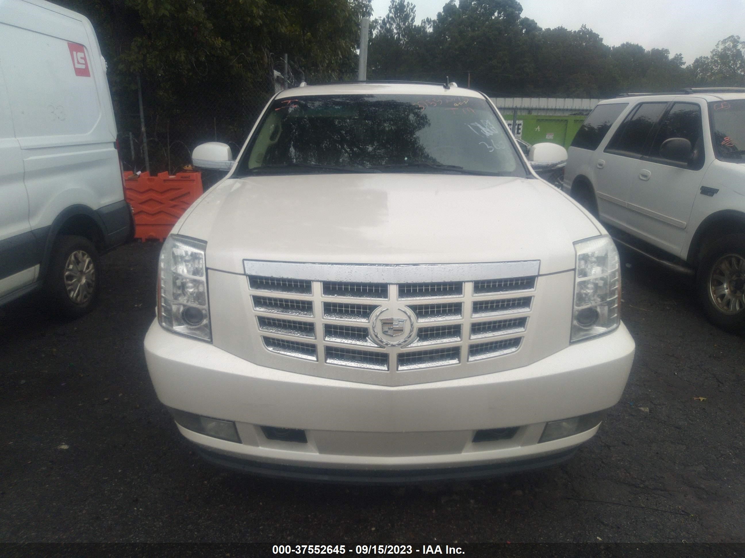 Photo 11 VIN: 1GYS4BEF1BR153419 - CADILLAC ESCALADE 